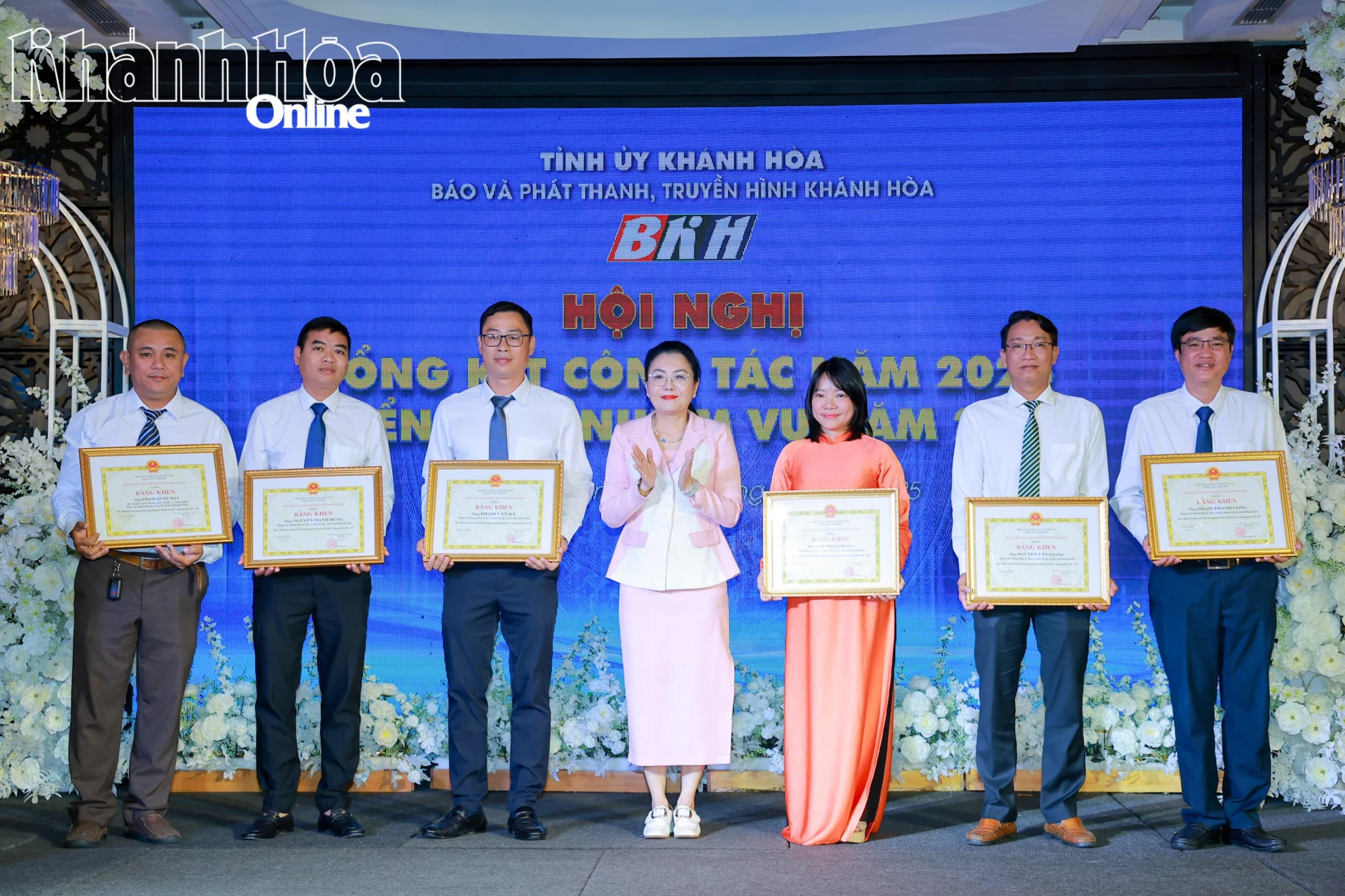 Đồng chí Phạm Thị Xuân Trang trao bằng khen UBND tỉnh cho các cá nhân. 