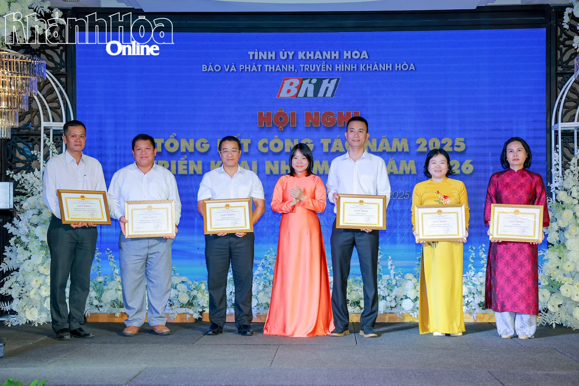 Bà Thái Thị Lệ Hằng trao giấy khen cho các tập thể của Báo và Phát thanh, Truyền hình Khánh Hòa. 