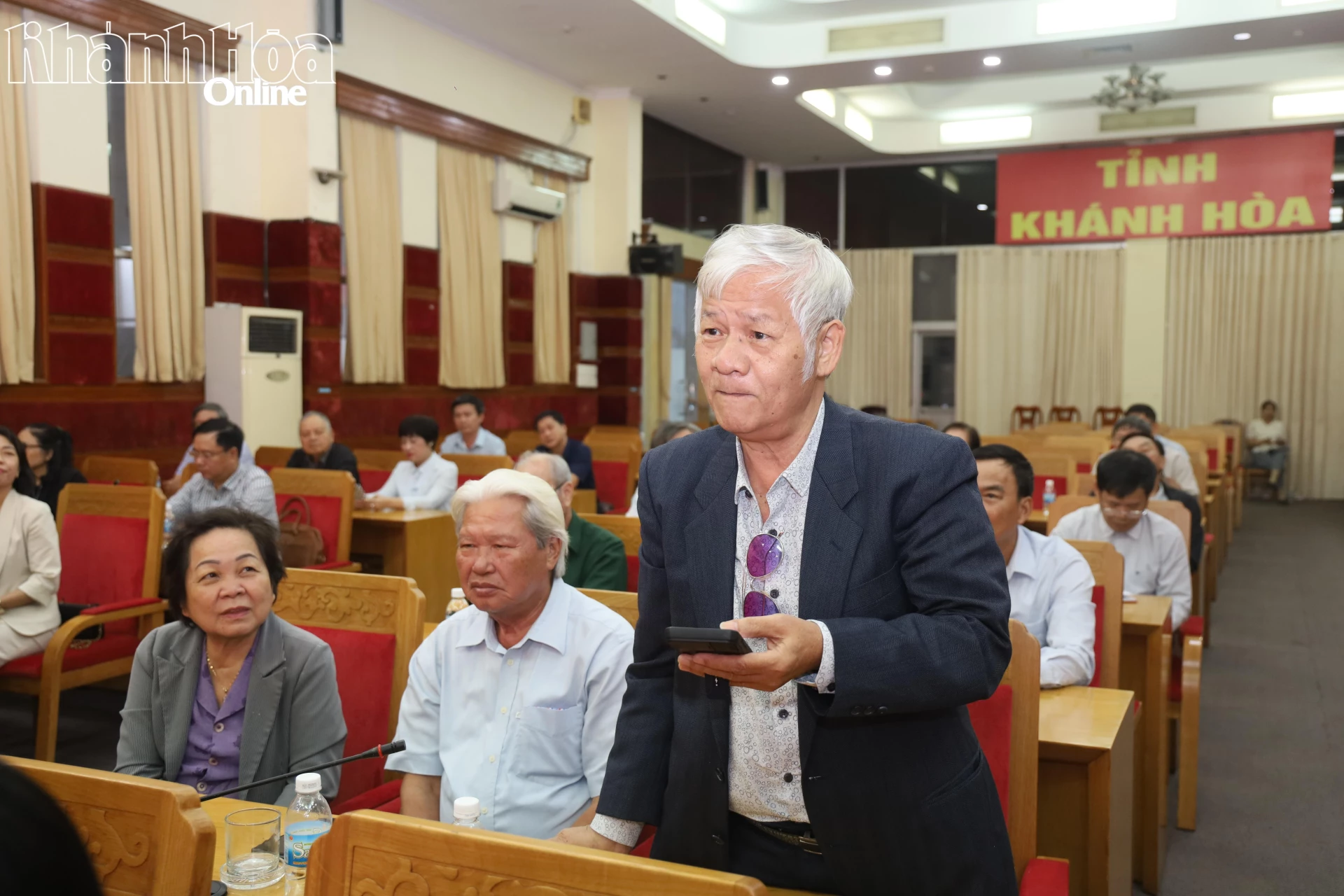 Đại biểu phát biểu ý kiến.