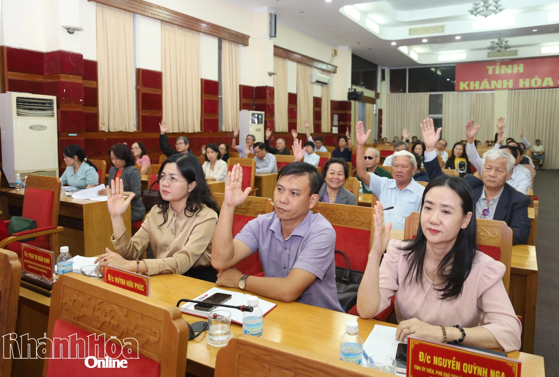 Các đại biểu biểu quyết tán thành các nội dung về cơ cấu, thành phần, số lượng người được giới thiệu ứng cử đại biểu Quốc hội khóa XVI đơn vị tỉnh Khánh Hòa.