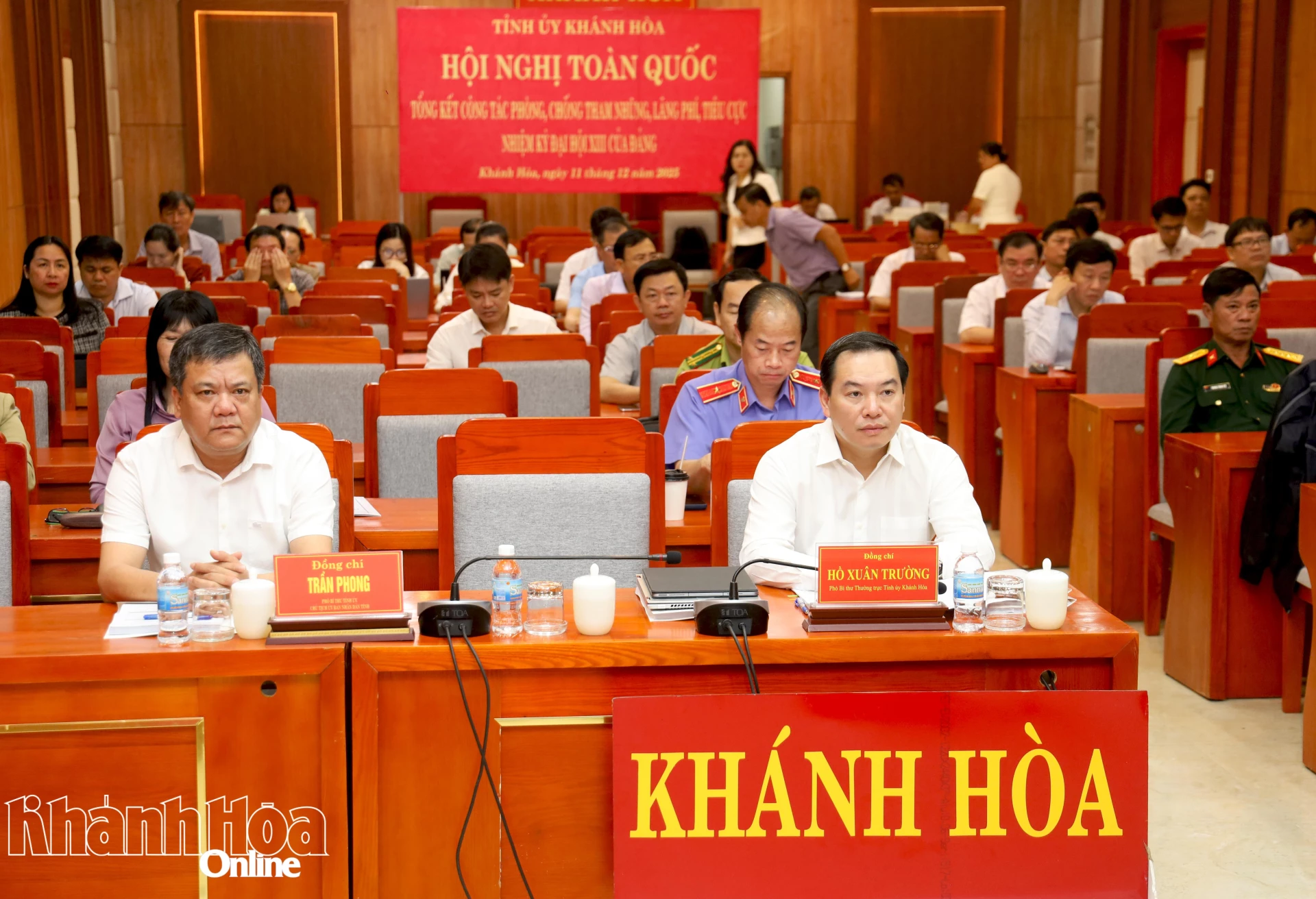Phó Bí thư Thường trực Tỉnh ủy Hồ Xuân Trường và Phó Bí thư Tỉnh ủy, Chủ tịch UBND tỉnh Trần Phong tham dự hội nghị tại điểm cầu Tỉnh ủy Khánh Hòa. 