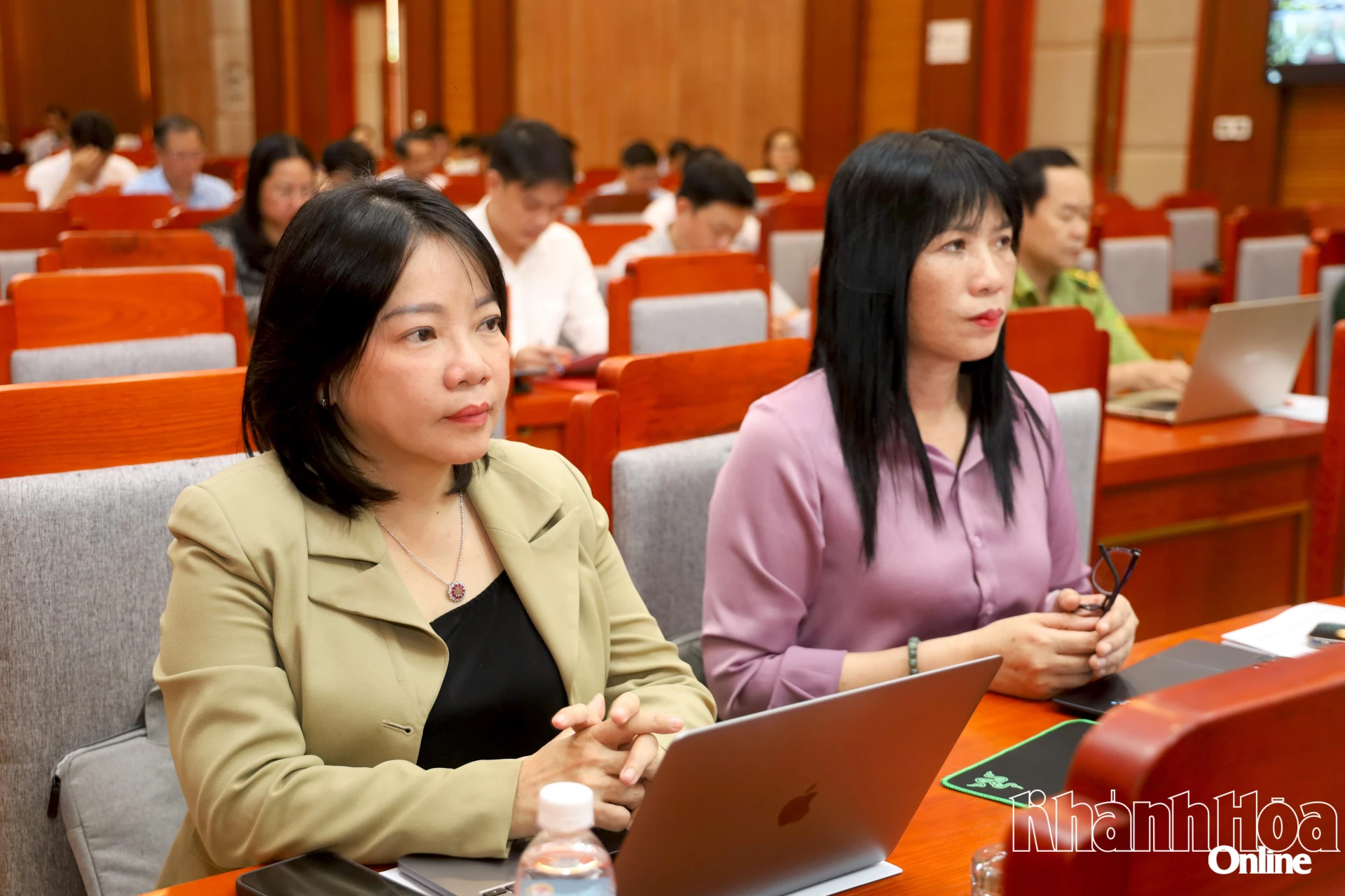 Các đại biểu tham dự hội nghị tại điểm cầu Tỉnh ủy Khánh Hòa.