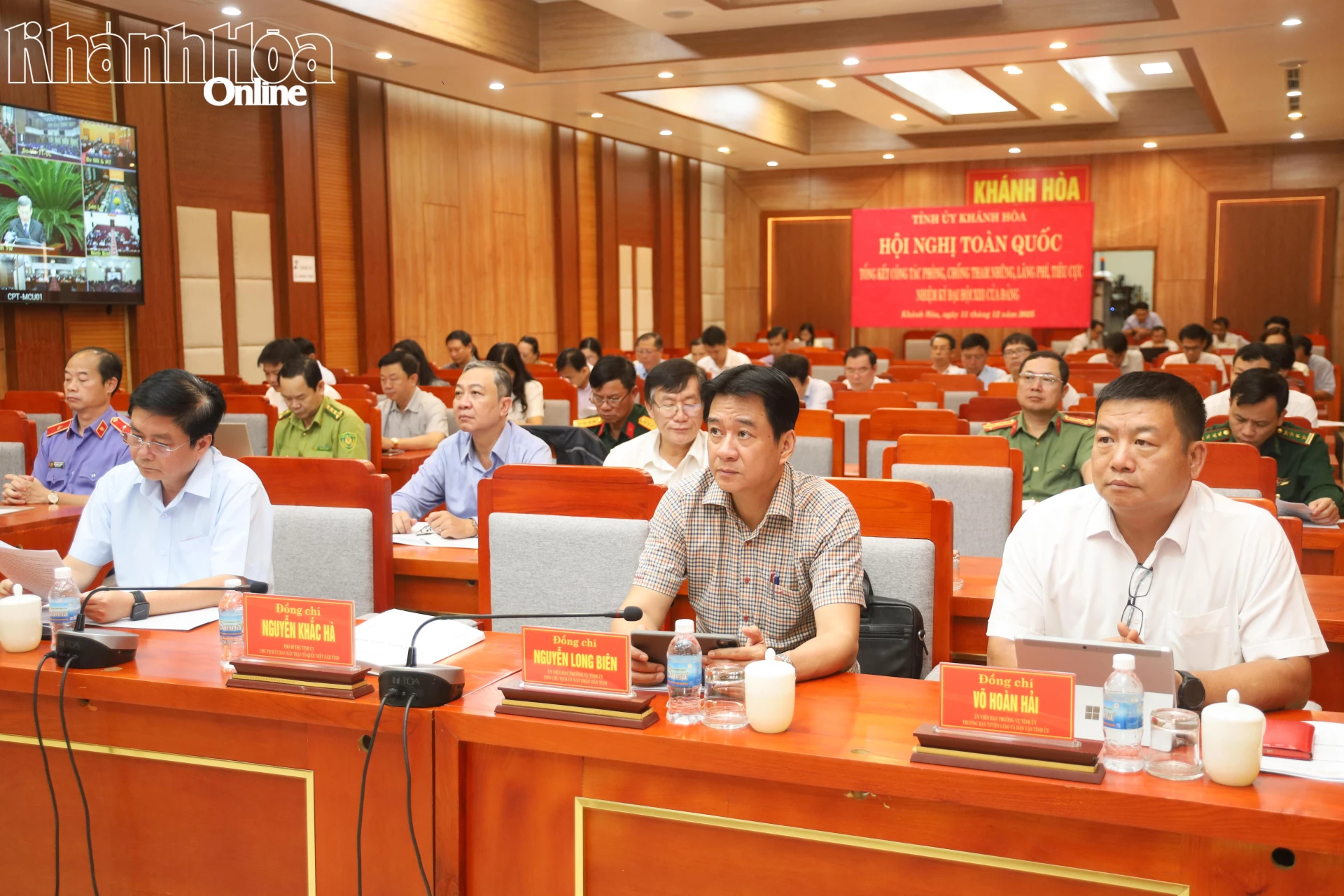 Các đồng chí Ủy viên Ban Thường vụ Tỉnh ủy, lãnh đạo HĐND, UBND tỉnh dự hội nghị tại điểm cầu Tỉnh ủy Khánh Hòa.