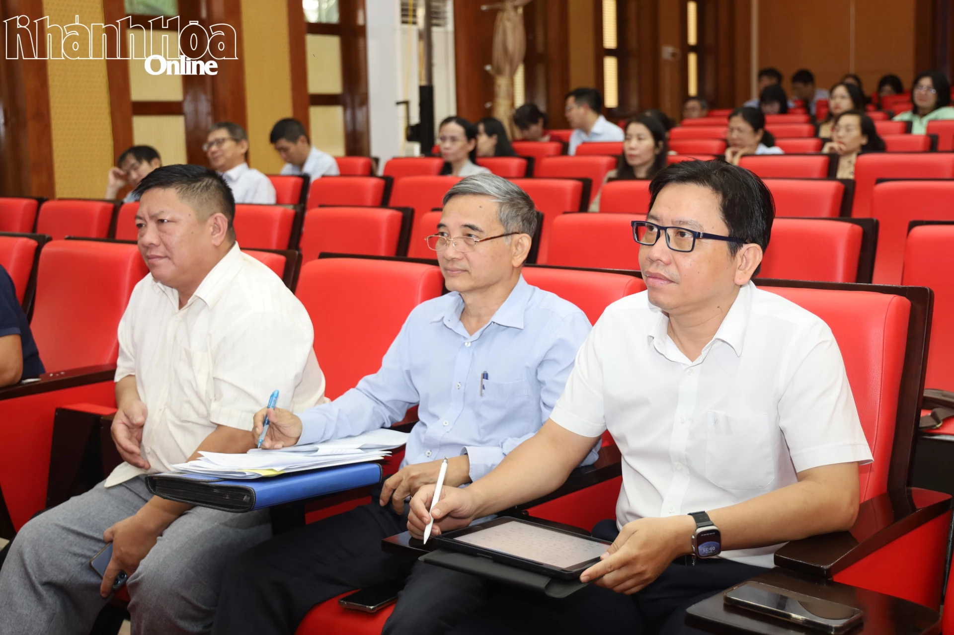 Các đại biểu dự hội nghị. 