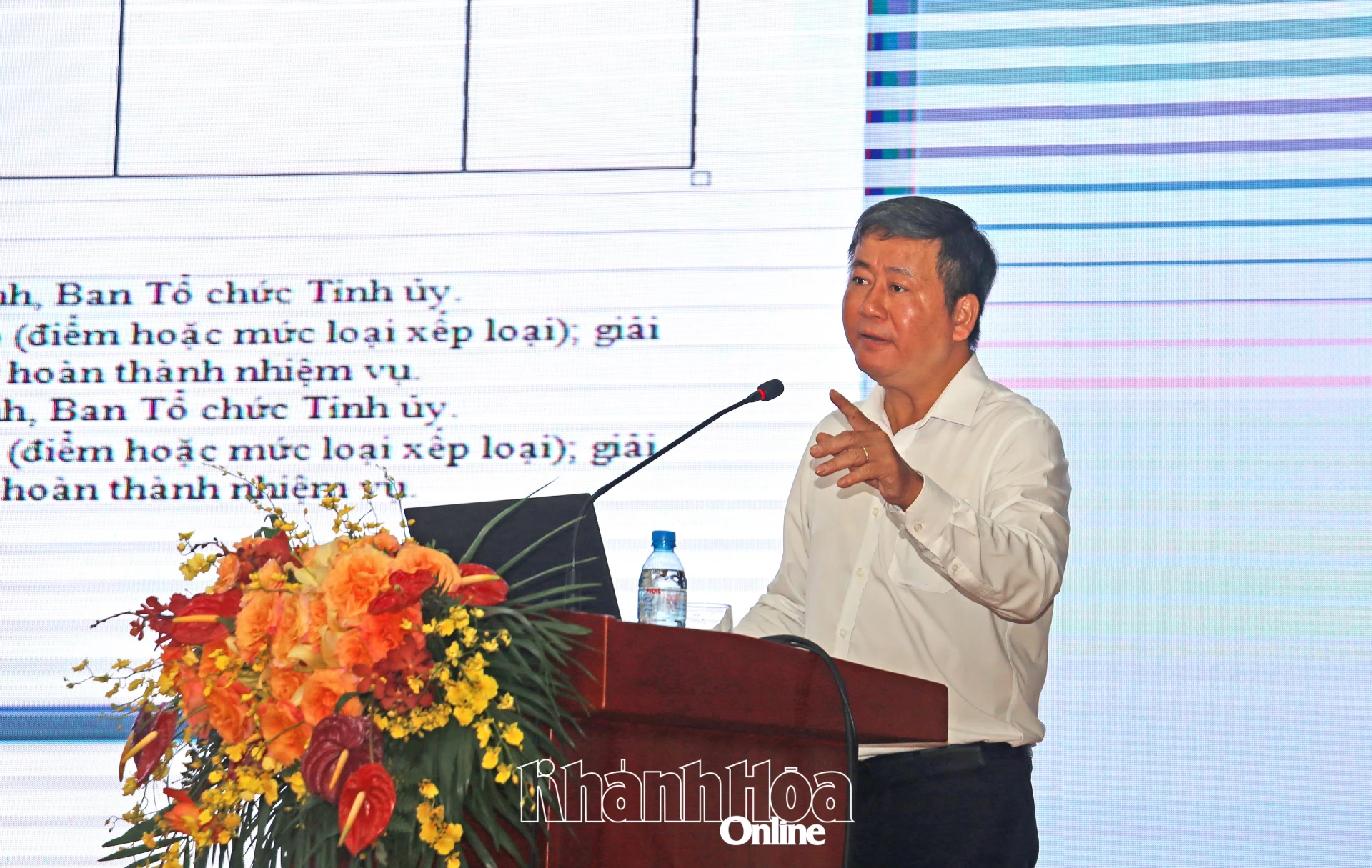 Phó Trưởng ban Tổ chức Tỉnh ủy Trần Gia Văn truyền đạt tại hội nghị.