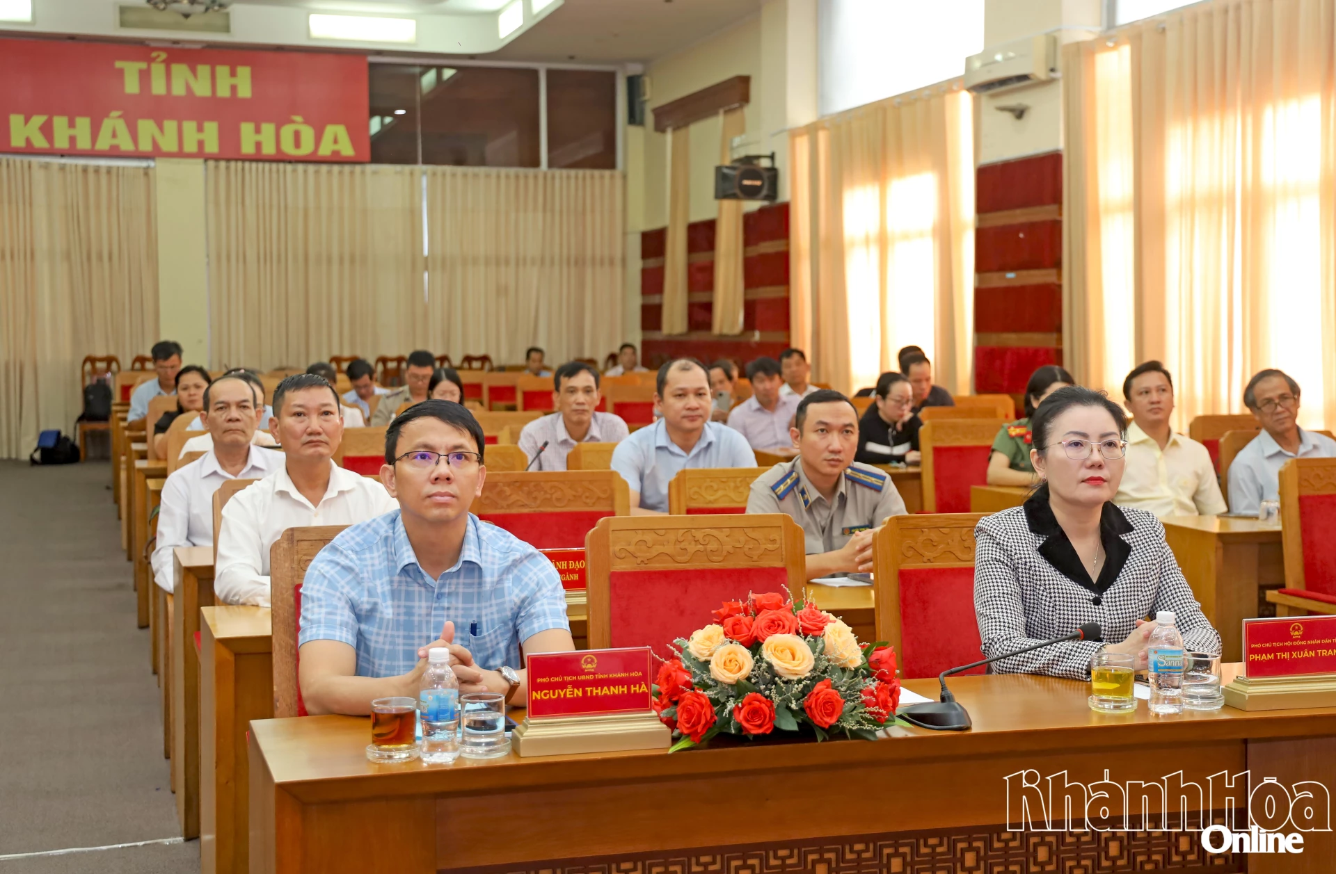 Phó Chủ tịch HĐND tỉnh Phạm Thị Xuân Trang và Phó Chủ tịch UBND tỉnh Nguyễn Thanh Hà tham dự tại điểm cầu Khánh Hòa.