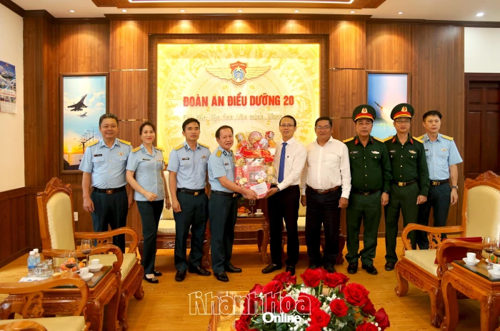 Phó Chủ tịch UBND tỉnh Khánh Hòa Nguyễn Thanh Hà thăm, chúc mừng một số đơn vị quân đội và Bà mẹ Việt Nam anh hùng