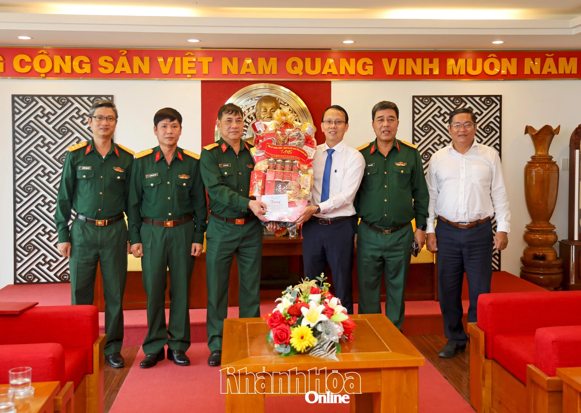 Phó Chủ tịch UBND tỉnh Nguyễn Thanh Hà tặng quà, chúc mừng Đoàn An điều dưỡng 26.