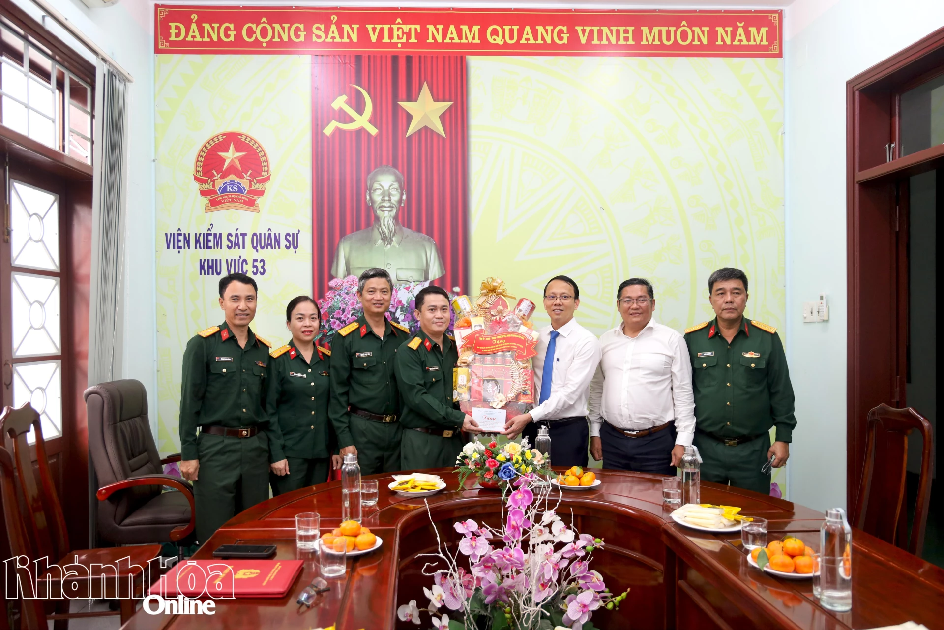 Phó Chủ tịch UBND tỉnh Nguyễn Thanh Hà tặng quà, chúc mừng Viện Kiểm sát Quân sự khu vực 53.