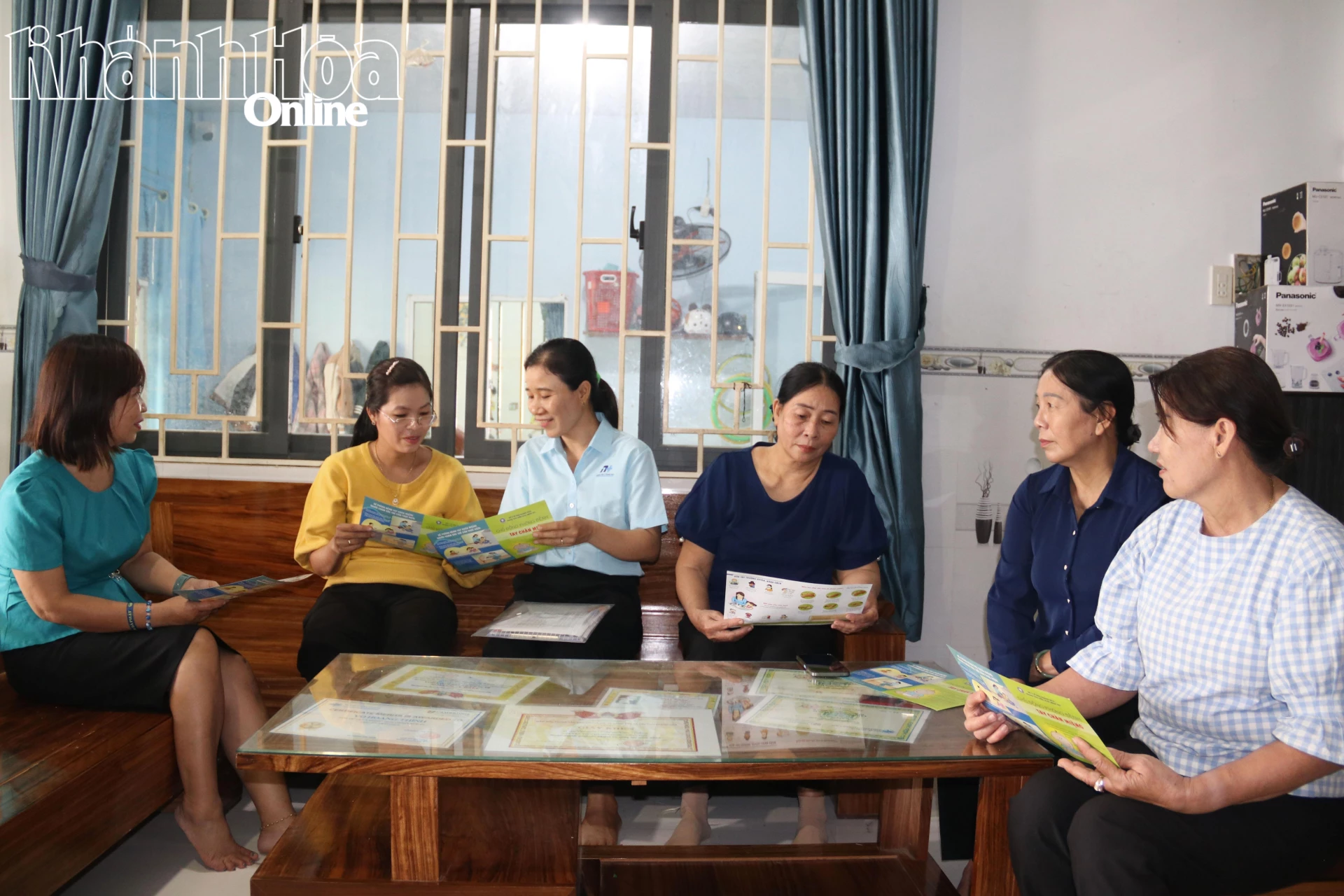 Cán bộ Trạm Y tế Ninh Quang tuyên truyền cho người dân tại nhà.