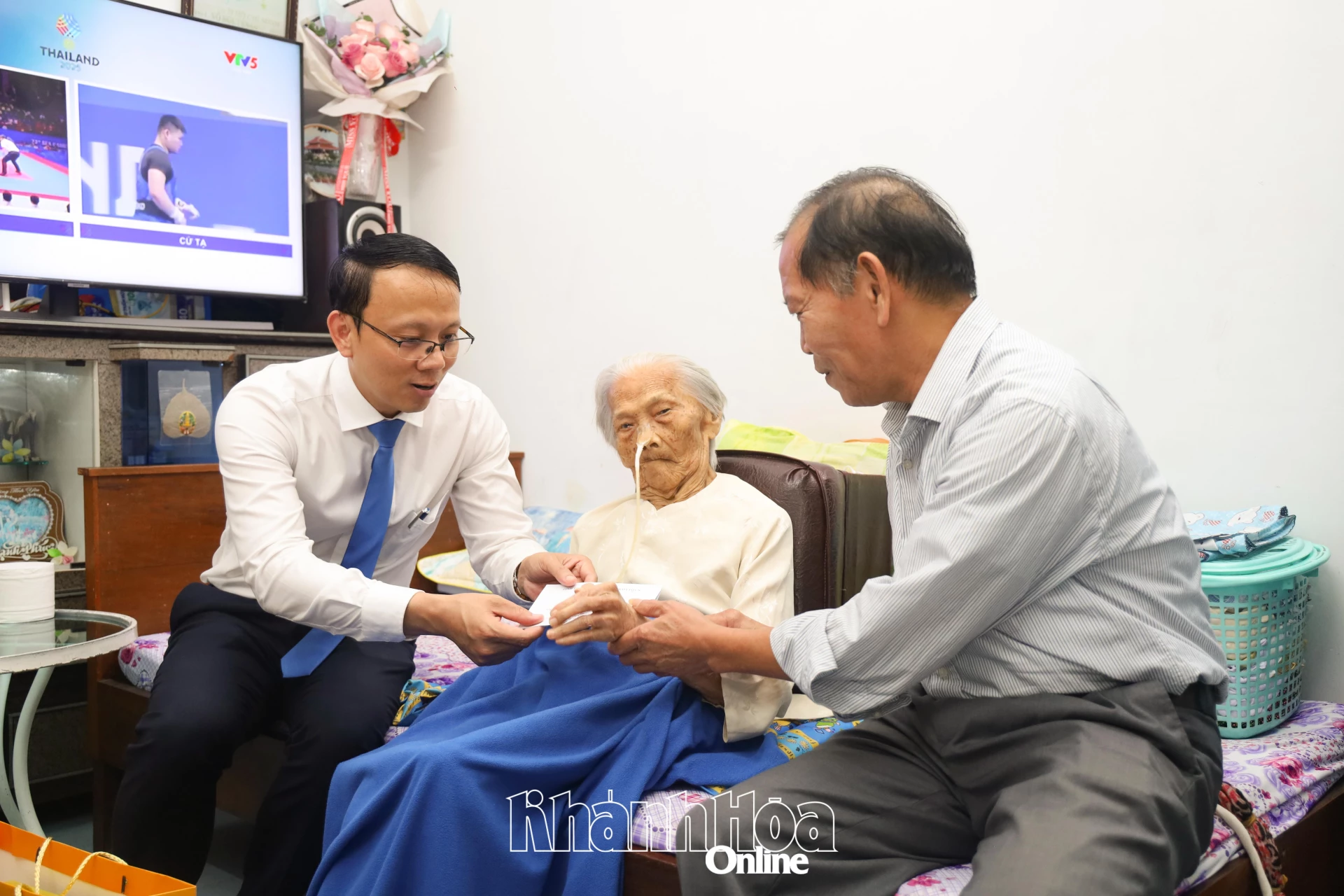 Phó Chủ tịch UBND tỉnh Nguyễn Thanh Hà tặng quà, thăm hỏi sức khỏe Bà mẹ Việt Nam Anh hùng Đặng Thị Bích.