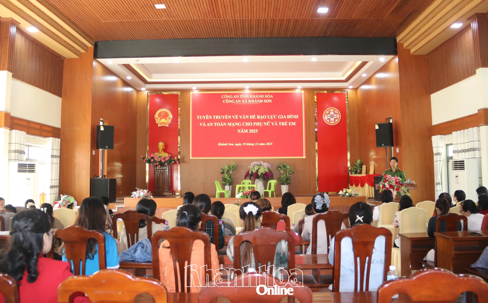 Tuyên truyền về vấn đề bạo lực gia đình và an toàn mạng cho phụ nữ, trẻ em tại chương trình.