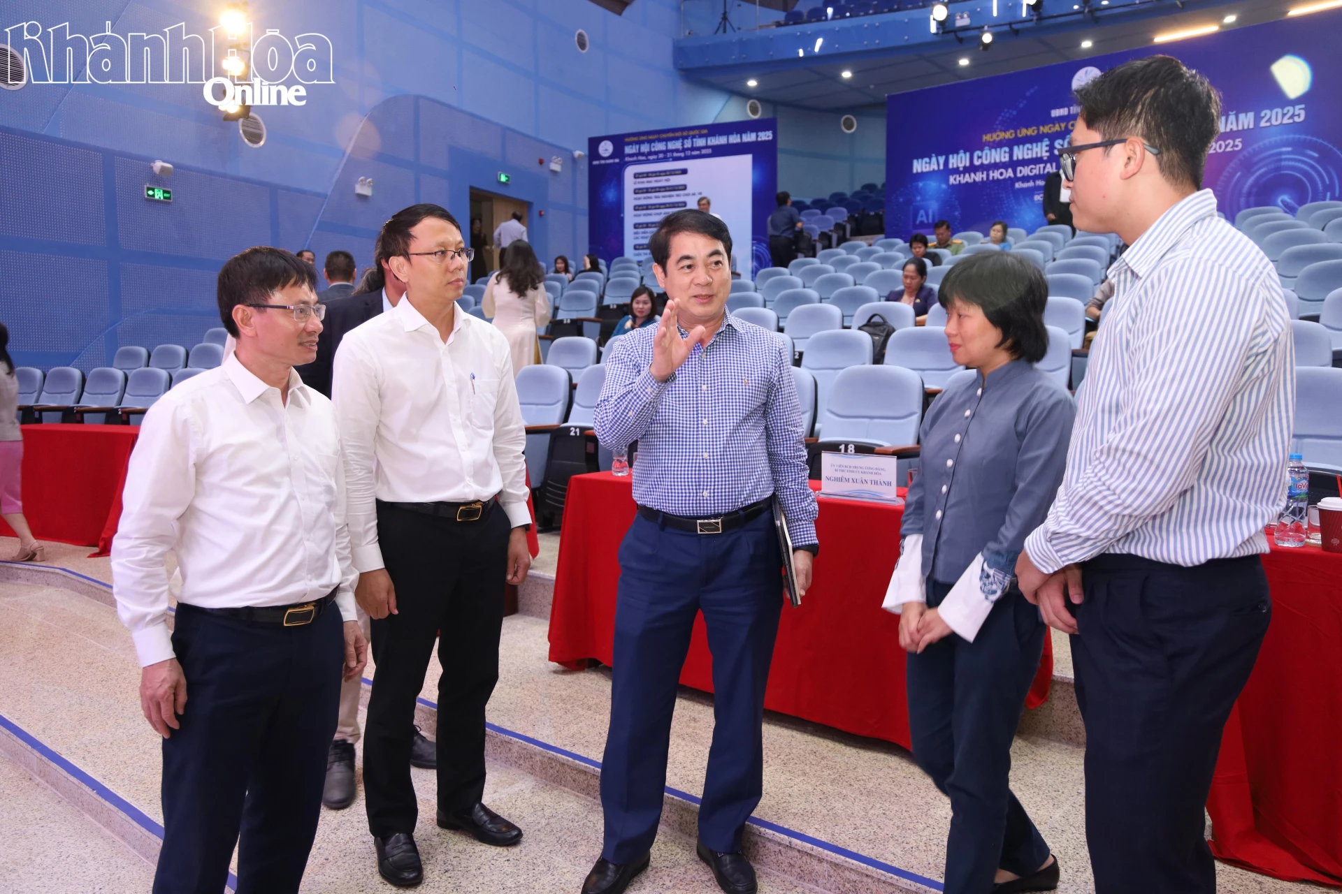 Đồng chí Nghiêm Xuân Thành - Ủy viên Trung ương Đảng, Bí thư Tỉnh ủy; đồng chí Nguyễn Thanh Hà – Phó Chủ tịch UBND tỉnh trao đổi với các đại biểu bên lề Hội nghị chuyên đề Giải pháp nâng cao Bộ chỉ số đánh giá đổi mới sáng tạo cấp địa phương (PII) tỉnh Khánh Hòa đến năm 2030.