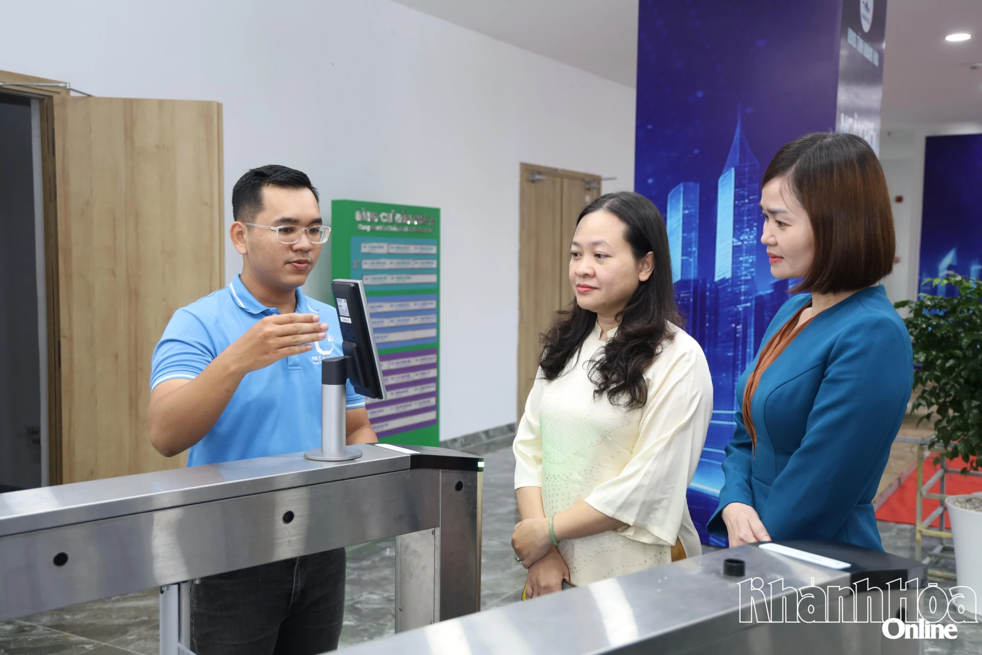 Đại biểu trải nghiệm ứng dụng điểm danh bằng phần mềm nhận diện khuôn mặt. 