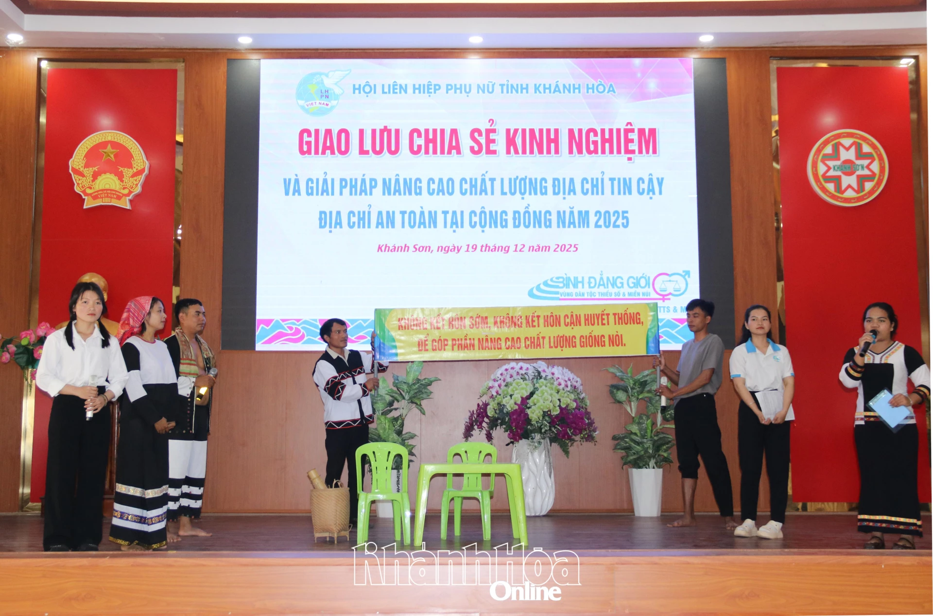 Tiểu phẩm Chuyện nhà Ama Sua do thành viên các mô hình Địa chỉ an toàn ở xã Đông Khánh Sơn biểu diễn.