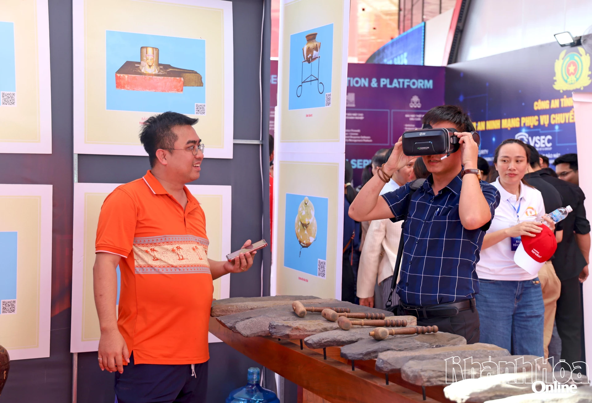 Tham quan bảo tàng bằng thiết bị số.  