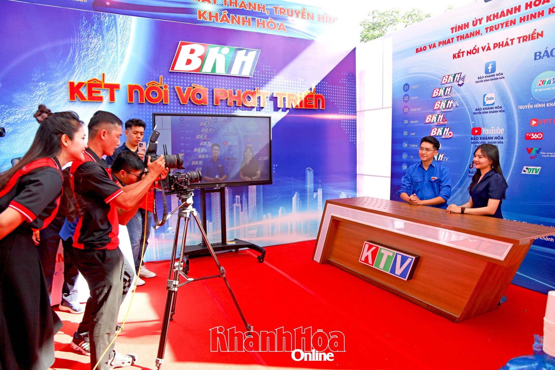Các bạn trẻ hào hứng trải nghiệm làm người dẫn chương trình truyền hình tại gian hàng của Báo và Phát thanh, Truyền hình Khánh Hòa.