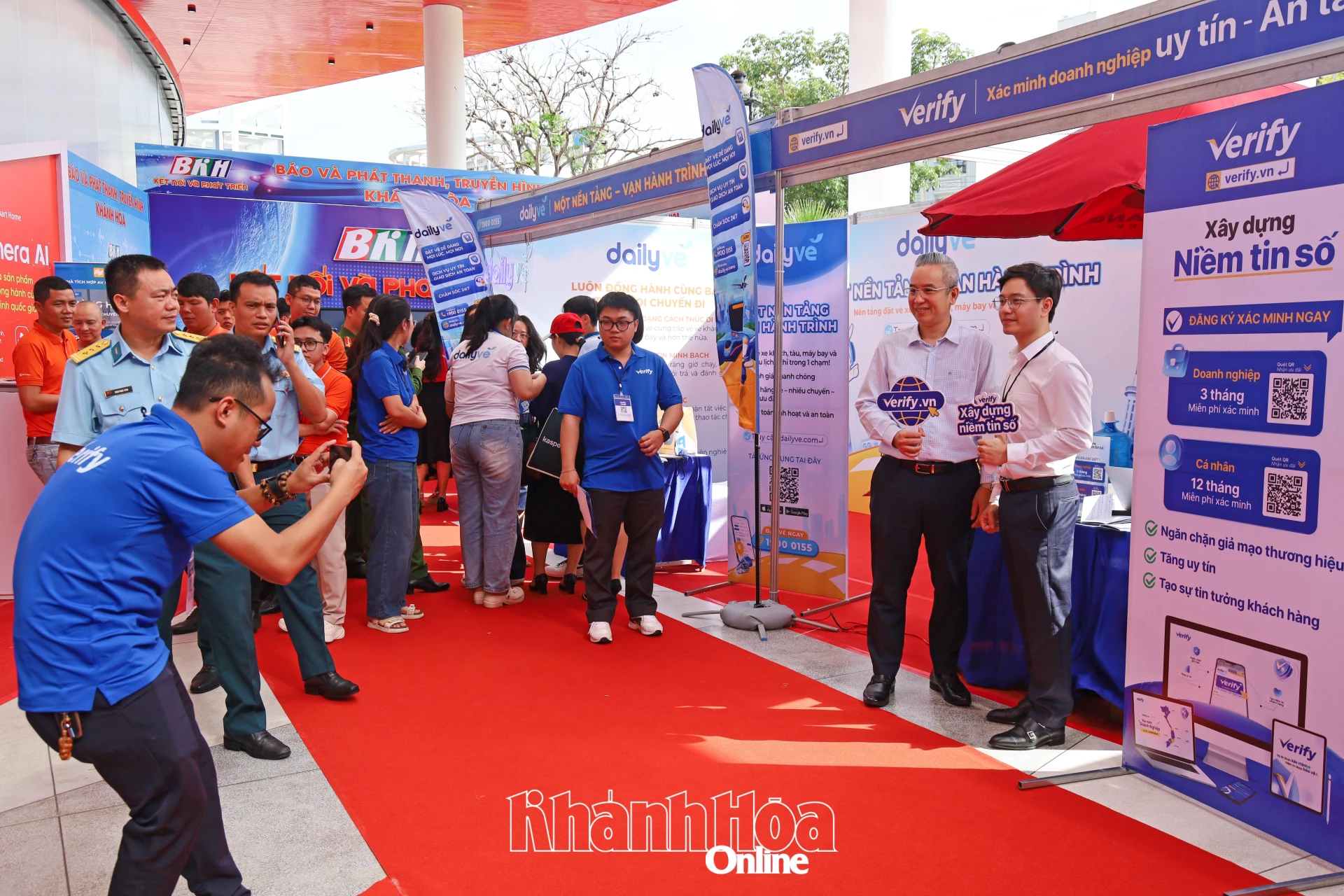 Đại biểu check-in tại các gian hàng.