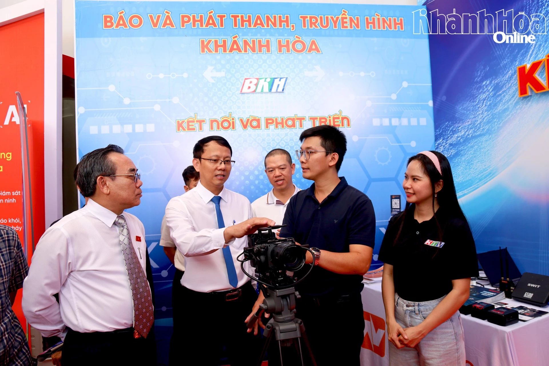 Lãnh đạo tỉnh tham quan gian hàng của Báo và Phát thanh, Truyền hình Khánh Hòa.