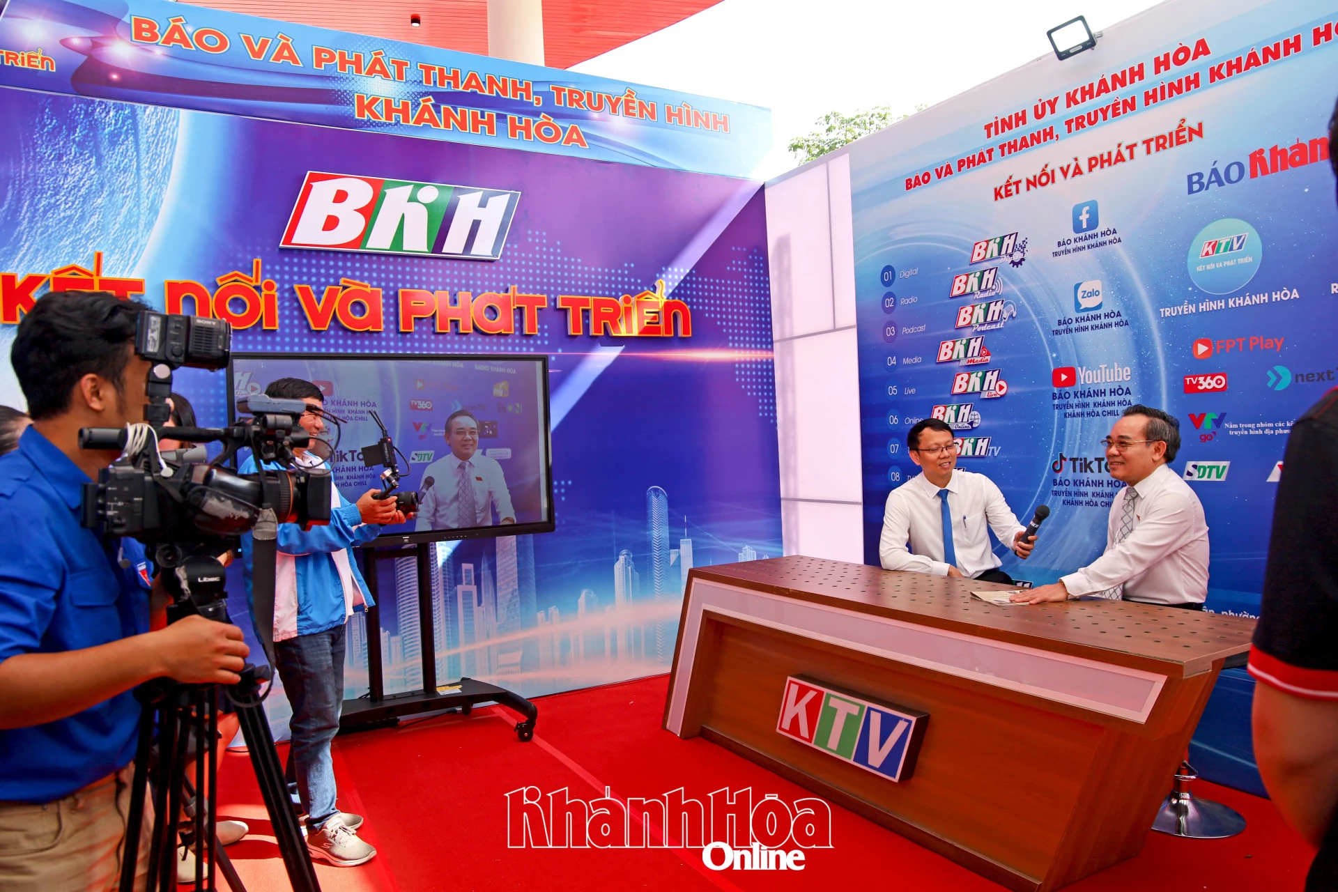 Các đồng chí lãnh đạo tỉnh trải nghiệm sản xuất chương trình truyền hình tại gian hàng của Báo và Phát thanh, Truyền hình Khánh Hòa. 
