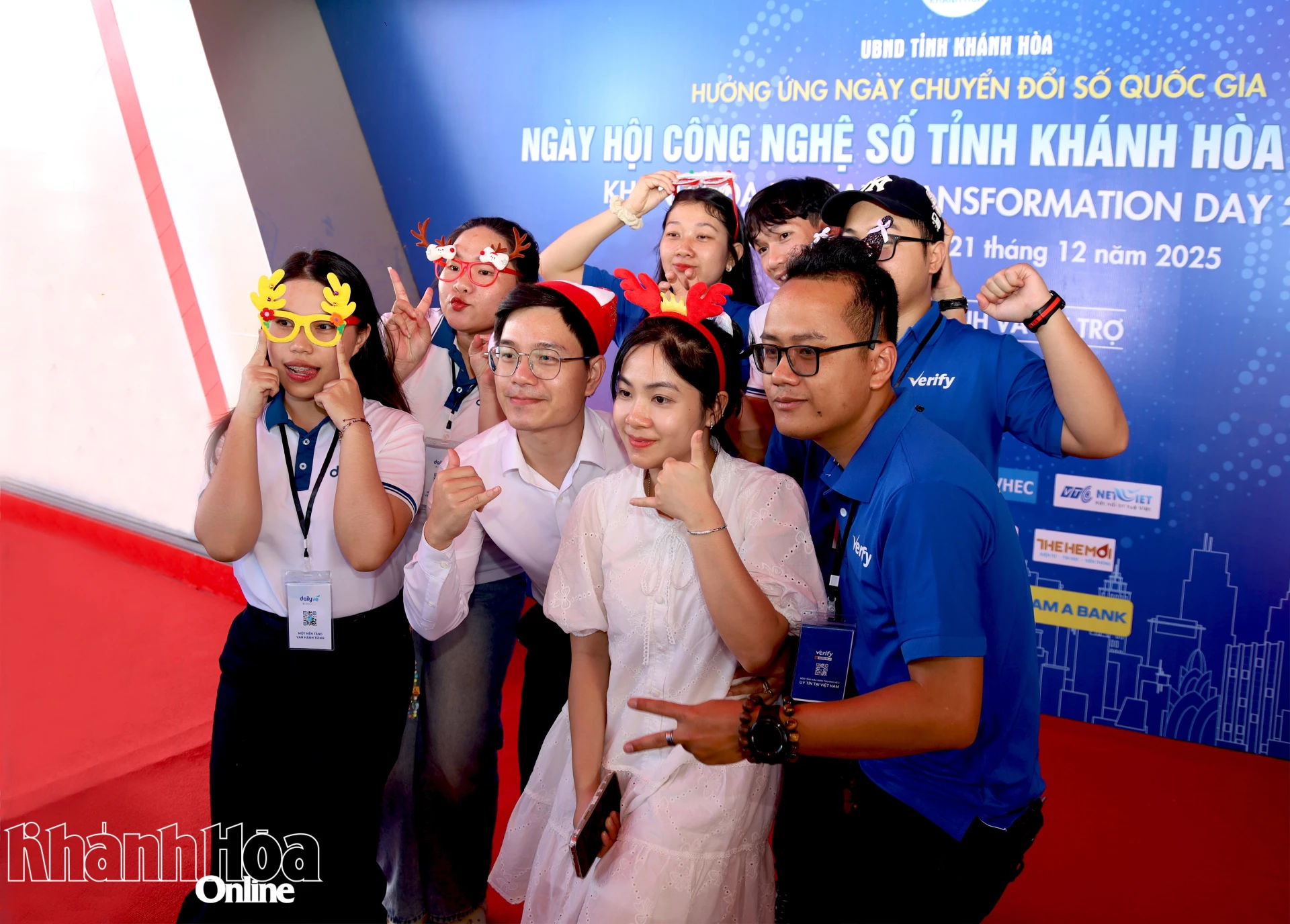 Niềm vui khi trải nghiệm chụp ảnh lấy liền với hệ thống chụp ảnh tự động Photobooth.