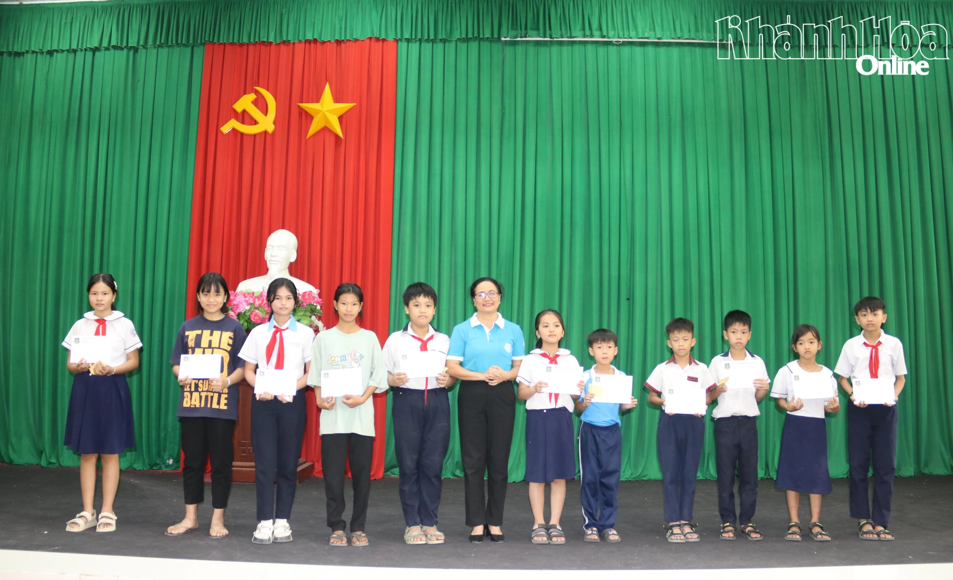 Tặng quà cho trẻ em mồ côi có hoàn cảnh khó khăn.