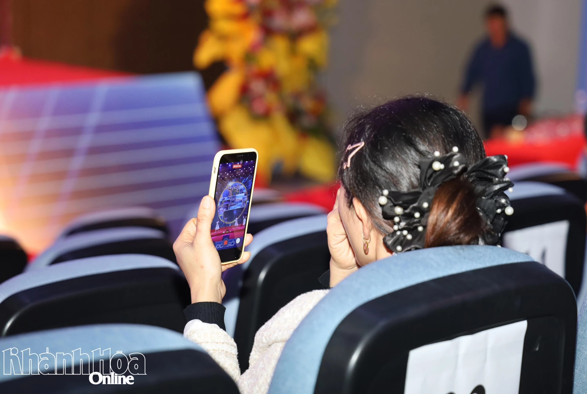 Chiếc điện thoại thông minh giúp khán giả lưu giữ những tiểu phẩm sân khấu thú vị.  