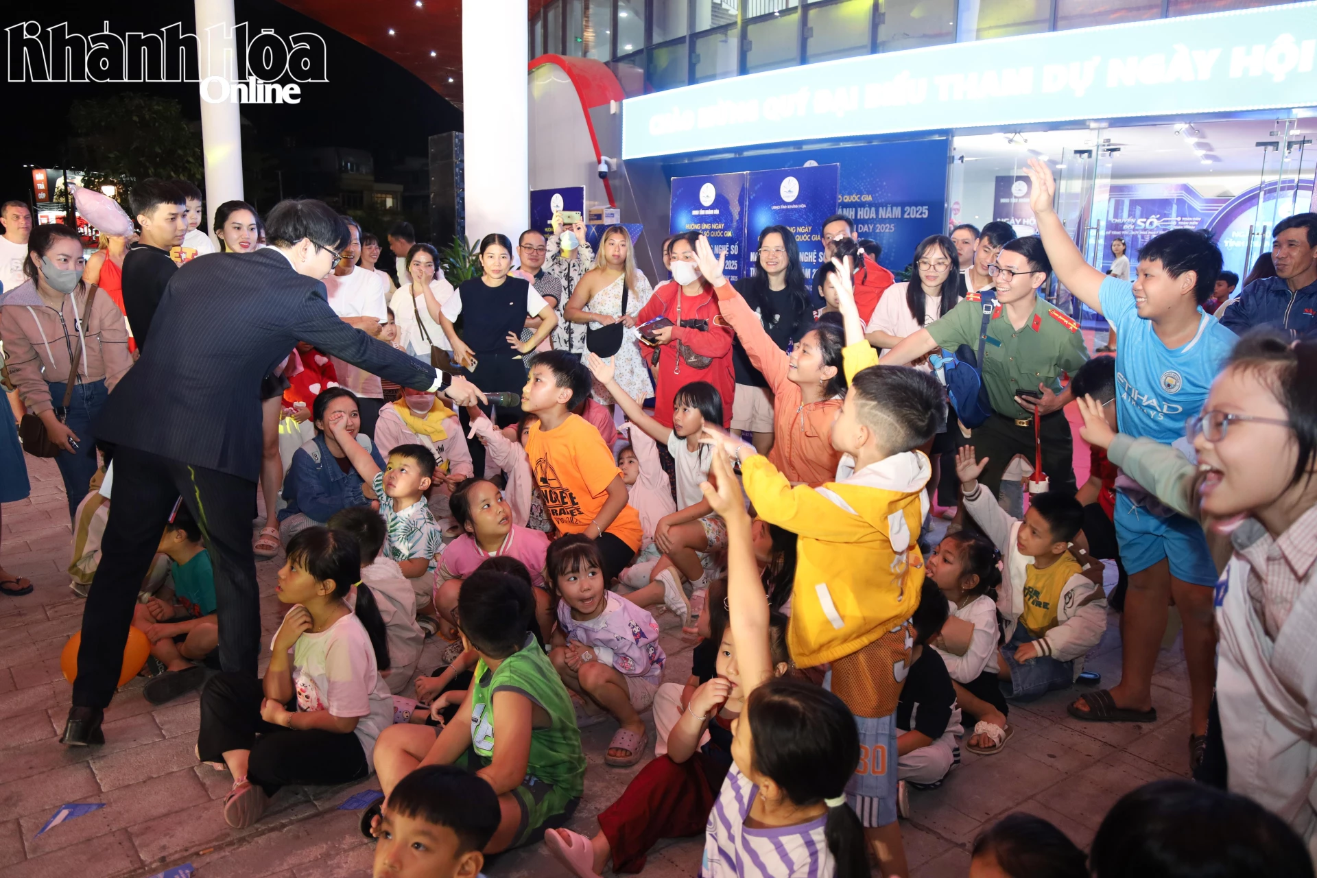 Các câu hỏi đơn giản, dí dỏm về chuyển đổi số trong phần tương tác thu hút rất đông trẻ em. 