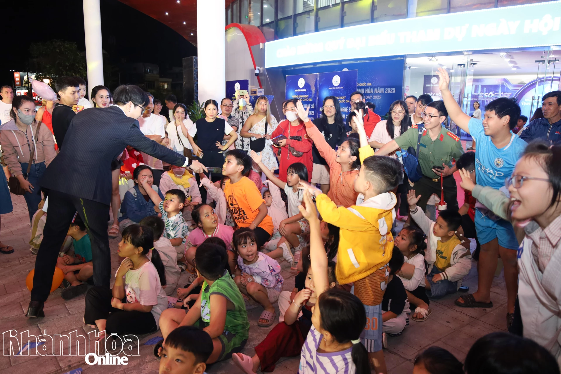 Phần tương tác về chuyển đổi số thu hút rất đông trẻ em. 