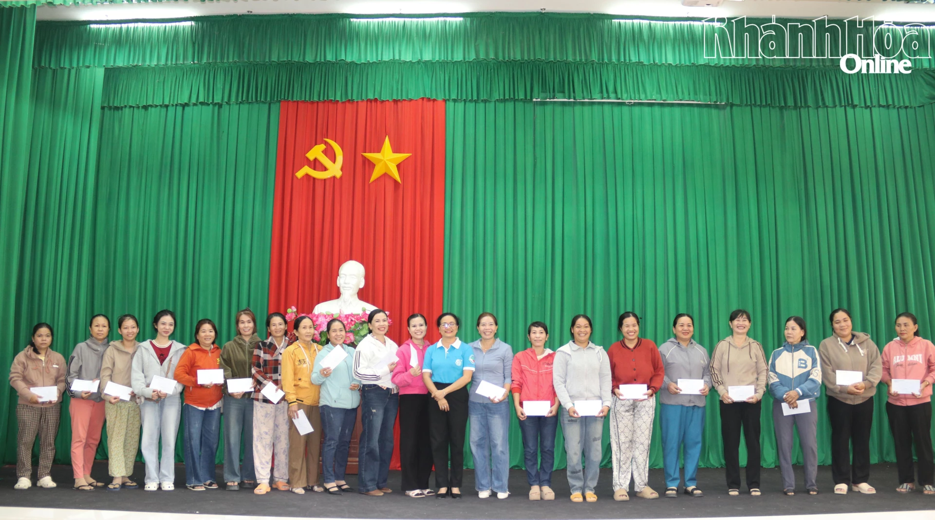 Những hội viên phụ nữ xã Phước Dinh được nhận quà hỗ trợ.