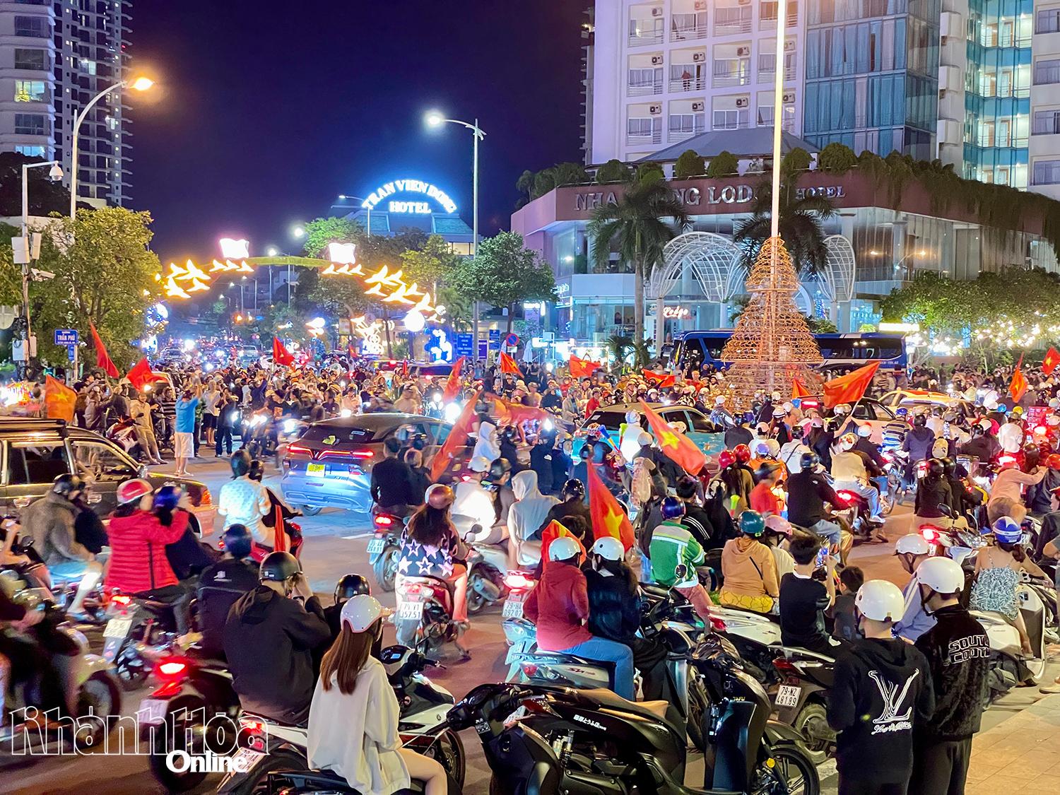Hàng nghìn người dân Khánh Hòa ra đường mừng U22 Việt Nam đoạt Vàng trên đất Thái.