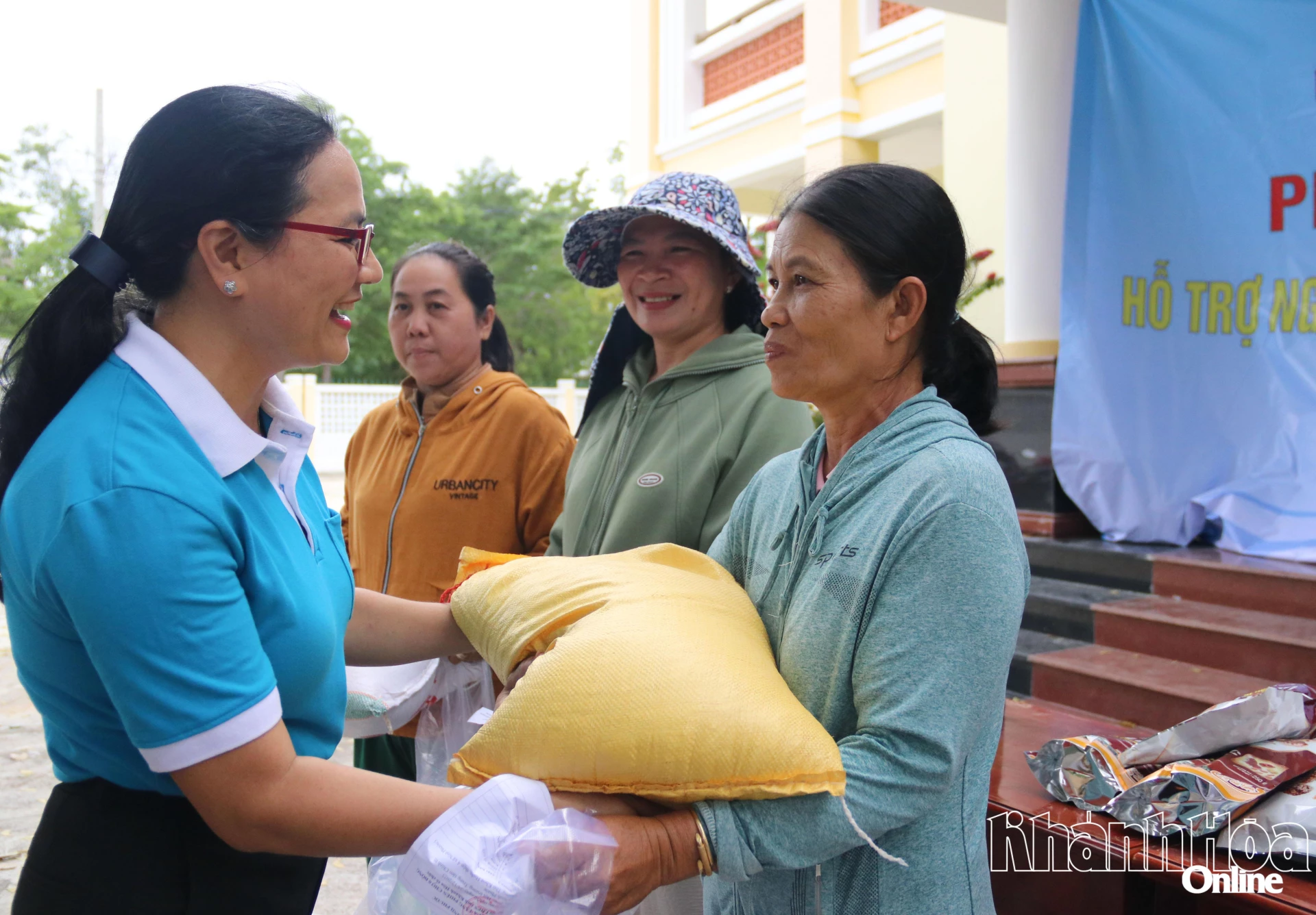 Niềm vui của người dân khi nhận các mặt hàng thiết yếu tại phiên chợ.