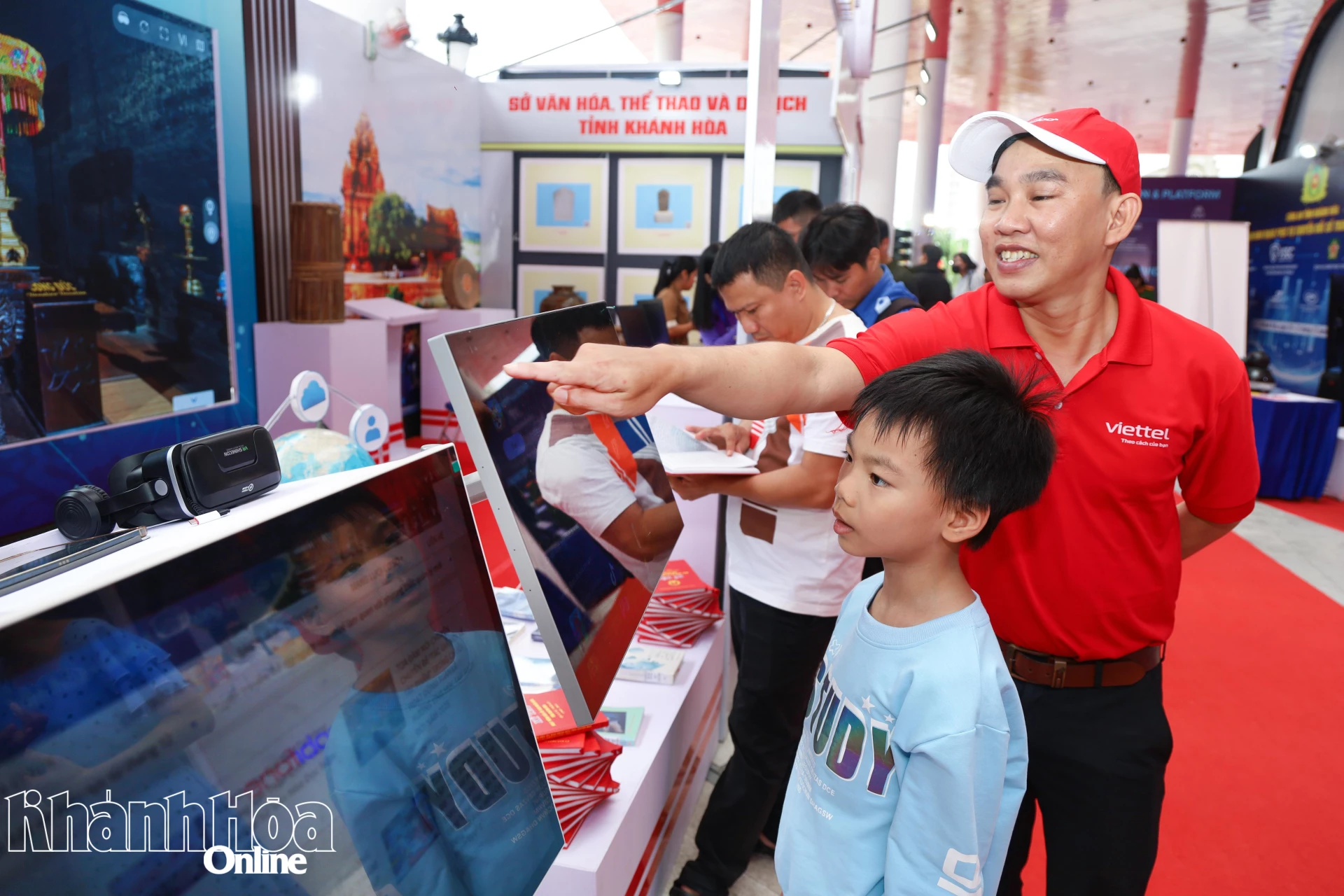 Một cú “chạm” nhẹ, mở ra cả chân trời thông tin. 