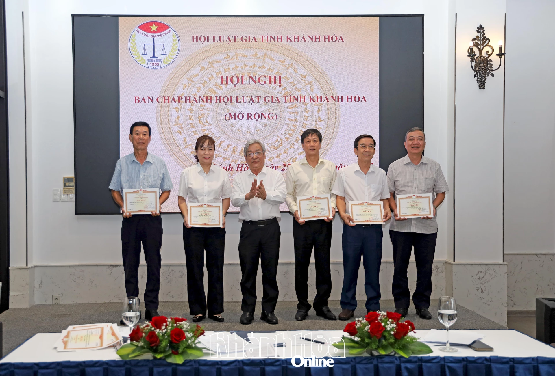 Chủ tịch Hội Luật gia tỉnh Lê Xuân Thân trao giấy khen của hội cho các tập thể, cá nhân.