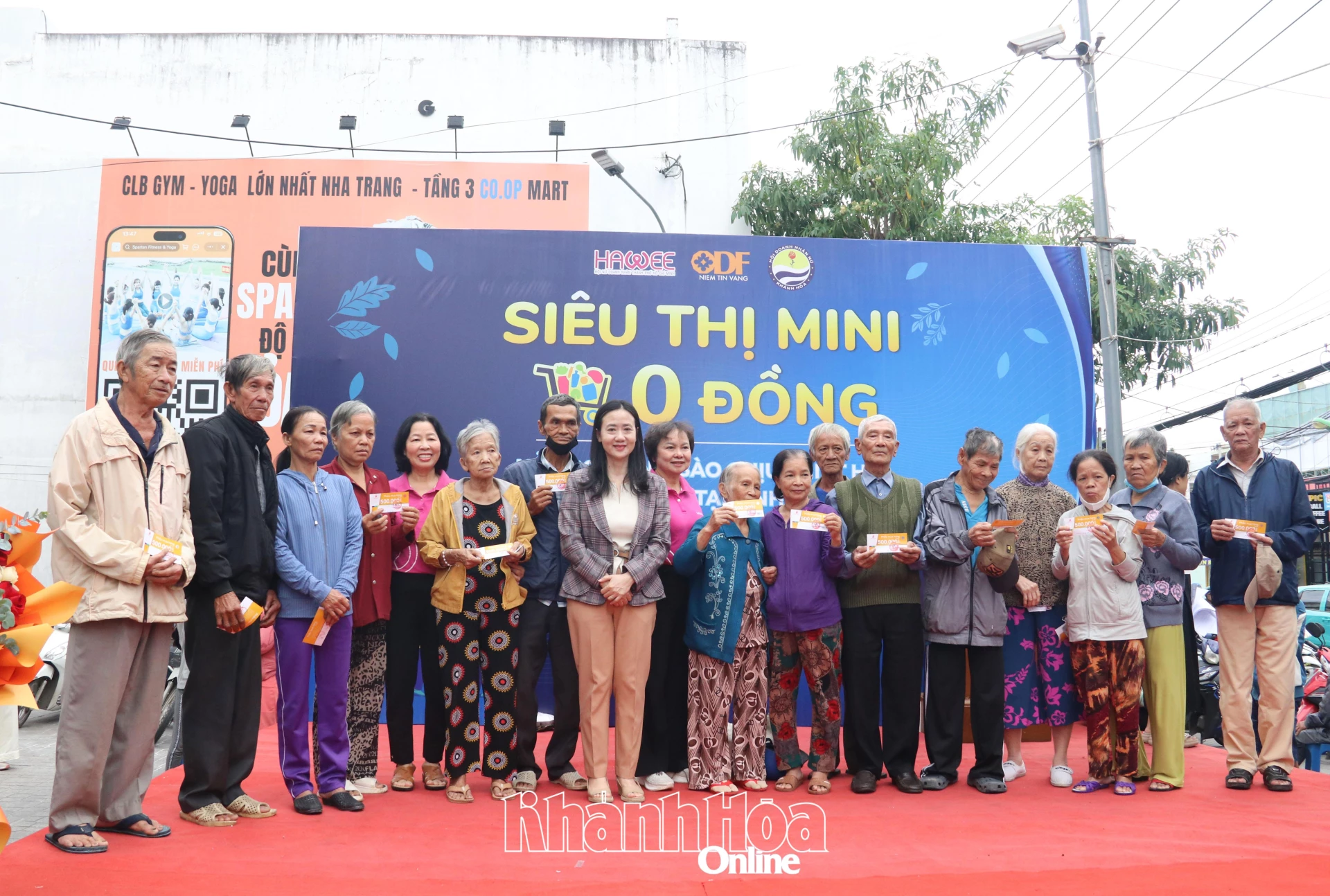 Ban tổ chức tặng phiếu mua hàng cho hội viên, phụ nữ và người dân tại chương trình.