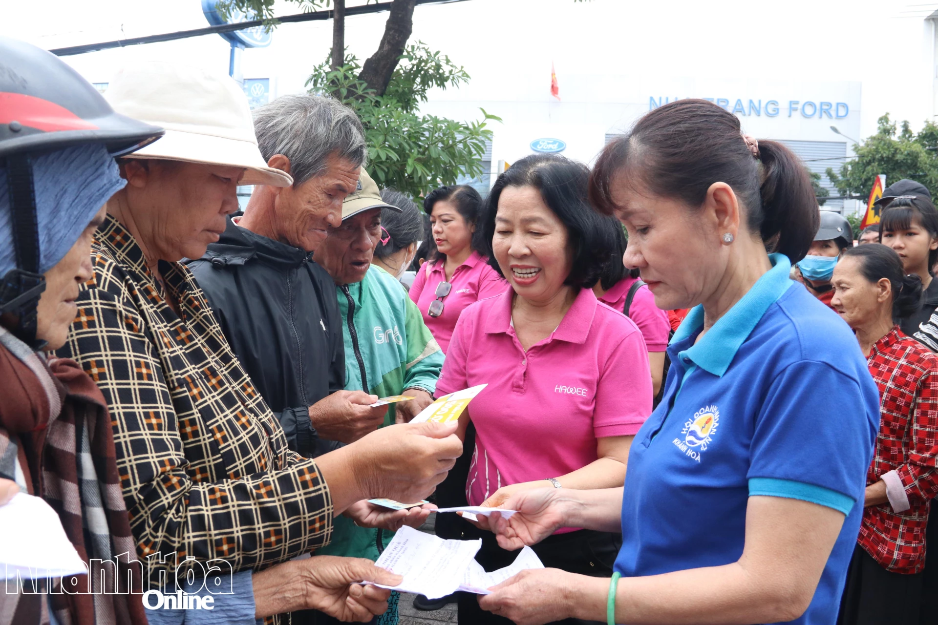 Người dân nhận phiếu mua hàng tại chương trình.