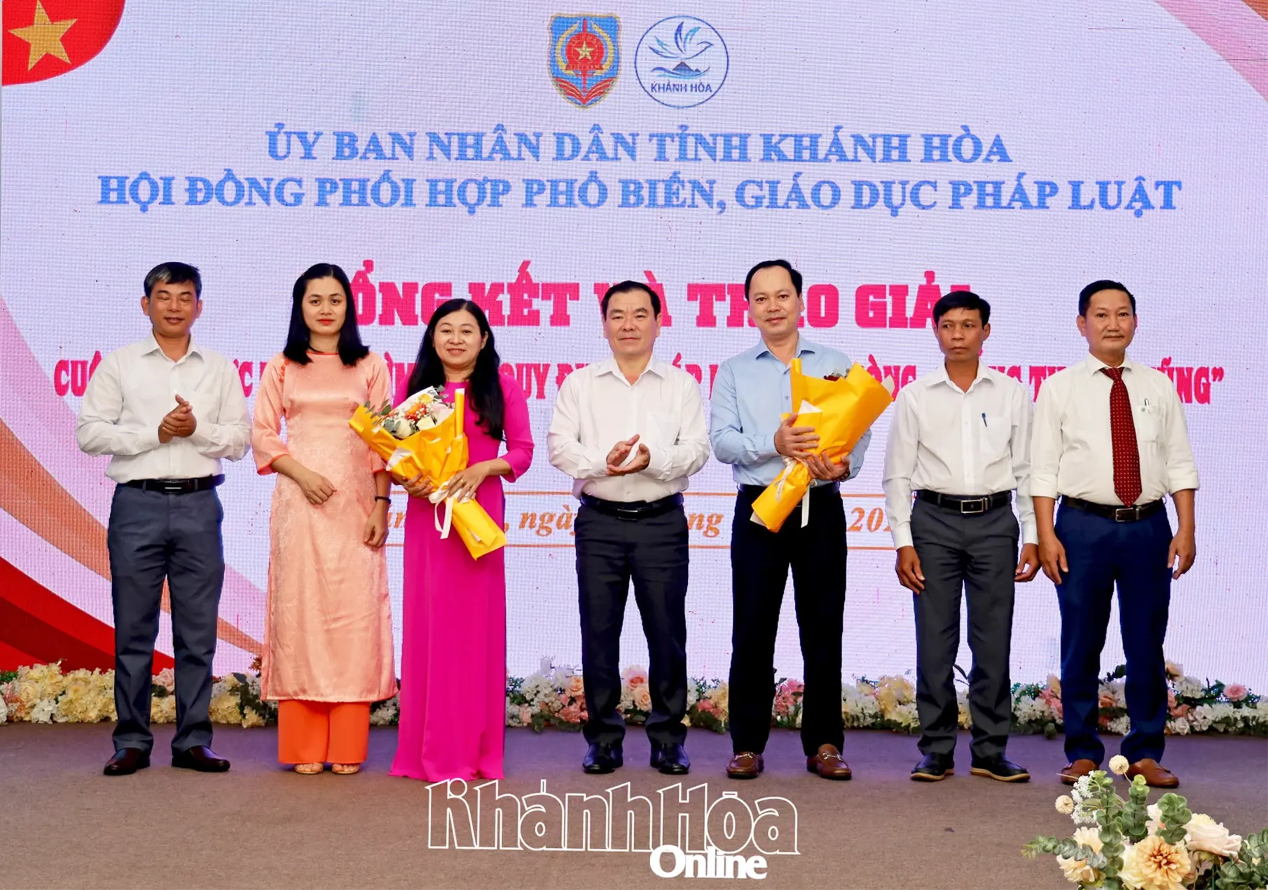 Đại diện Hội đồng Phối hợp phổ biến, giáo dục pháp luật tỉnh tặng hoa cảm ơn Ban tổ chức cuộc thi.