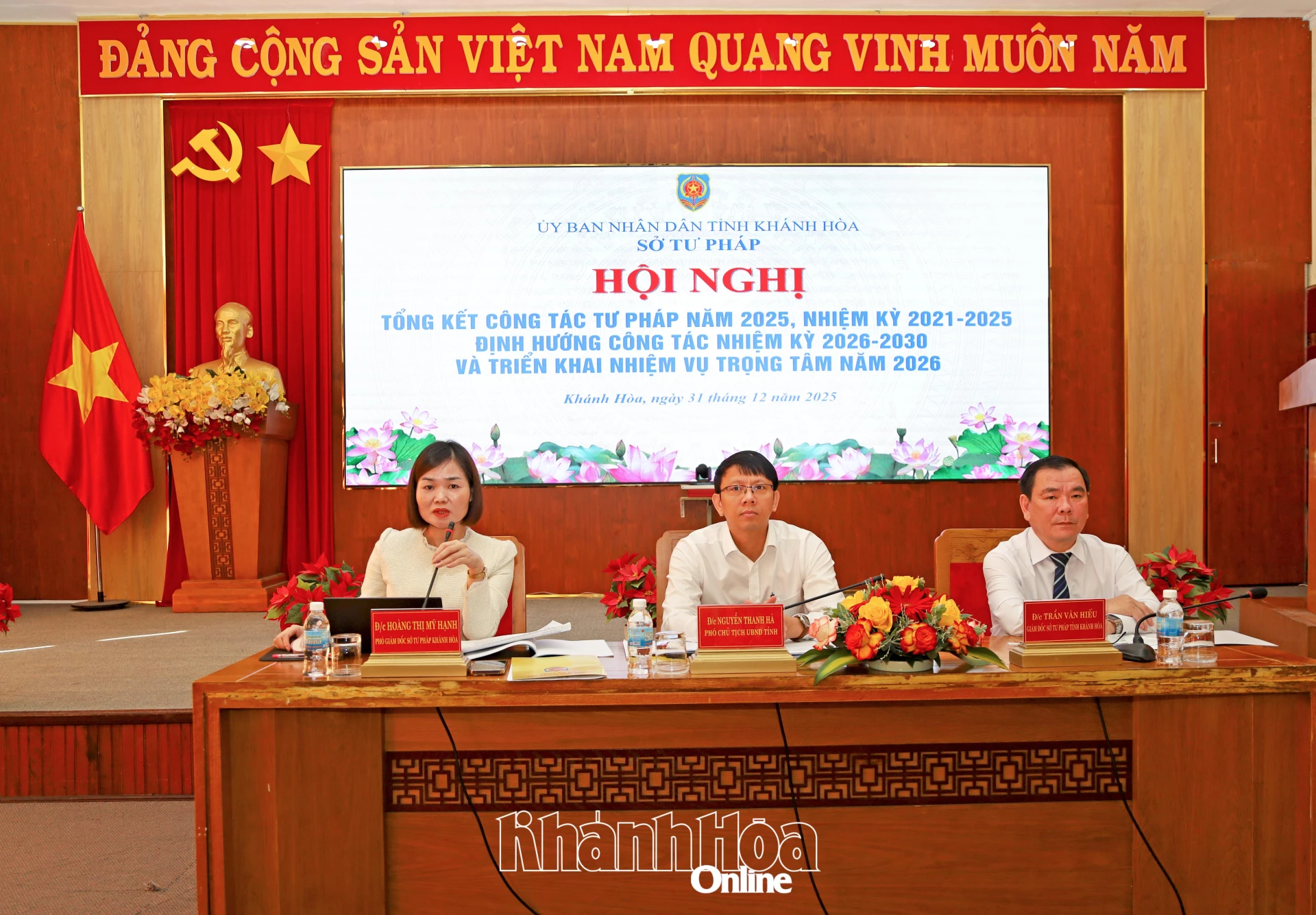 Các đồng chí chủ trì hội nghị.