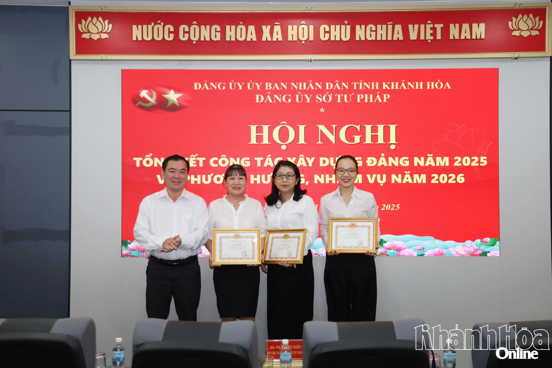 Các đảng viên được nhận giấy khen. 