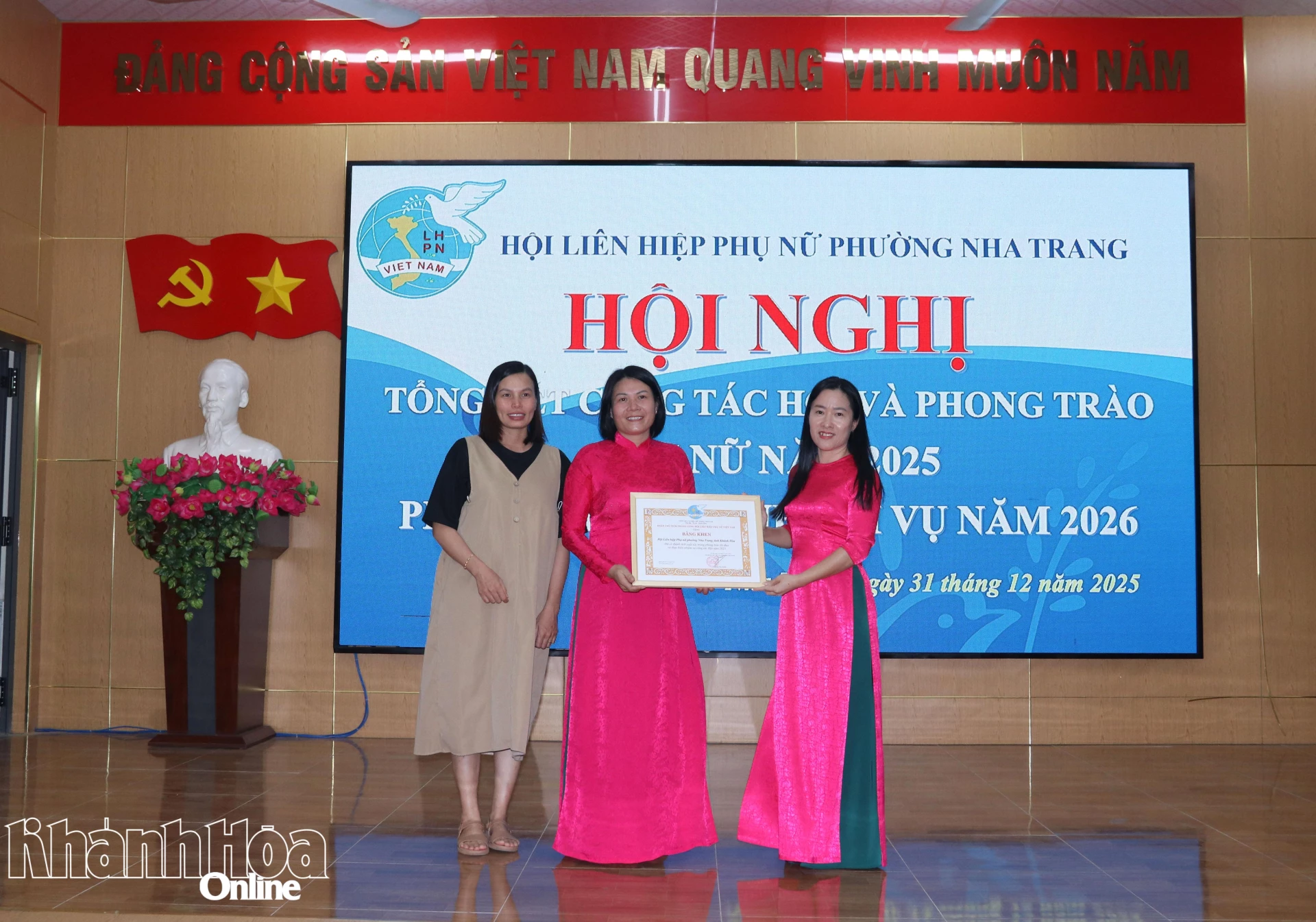 Đại diện Hội Liên hiệp Phụ nữ tỉnh Khánh Hòa trao bằng khen của Trung ương Hội Liên hiêp Việt Nam cho Hội Liên hiệp Phụ nữ phường Nha Trang.