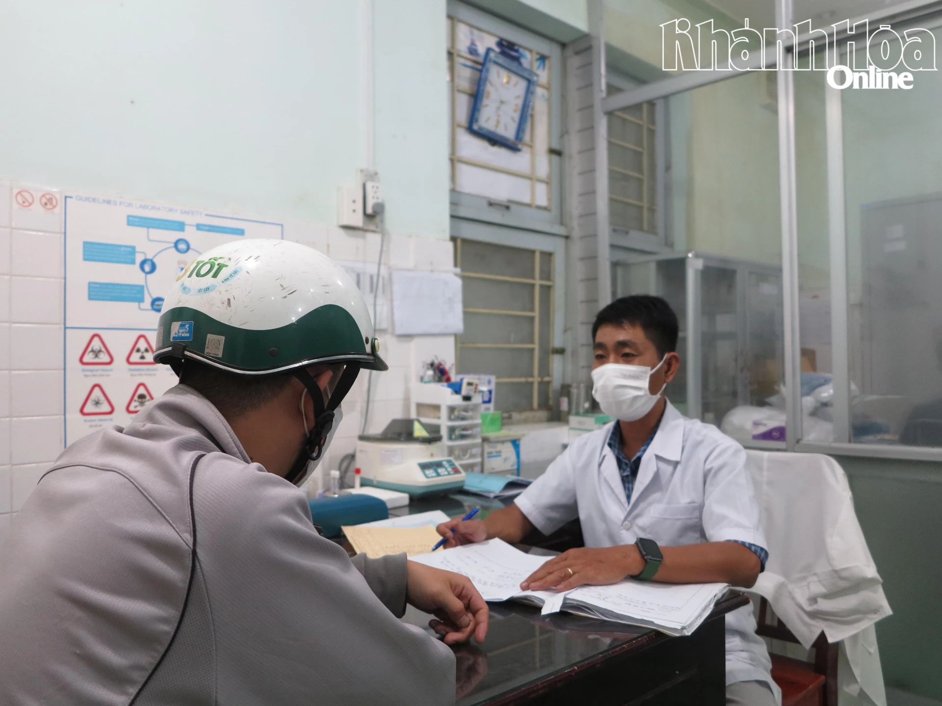 Tư vấn cho người có nguy cơ cao tại Cơ sở 2 Trung tâm Y tế khu vực Ninh Hòa về sử dụng PrEP trong dự phòng lây nhiễm HIV.