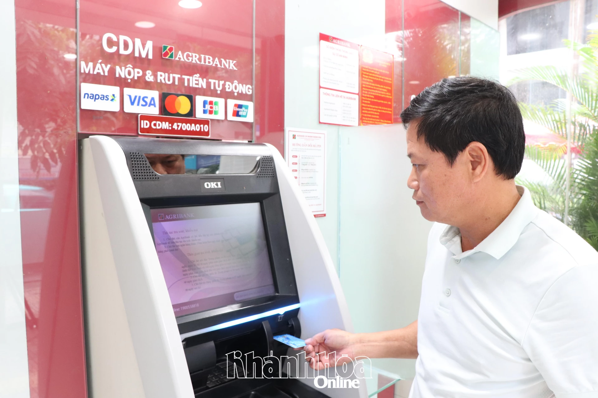 Khách hàng sử dụng máy CDM của Agribank với tính năng như những giao dịch viên ngân hàng điện tử.