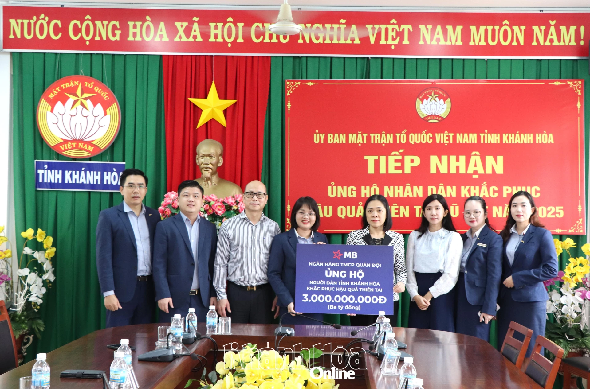 Đồng chí Trần Thu Mai tiếp nhận bảng tượng trưng kinh phí hỗ trợ của Ngân hàng TMCP Quân đội (MB).