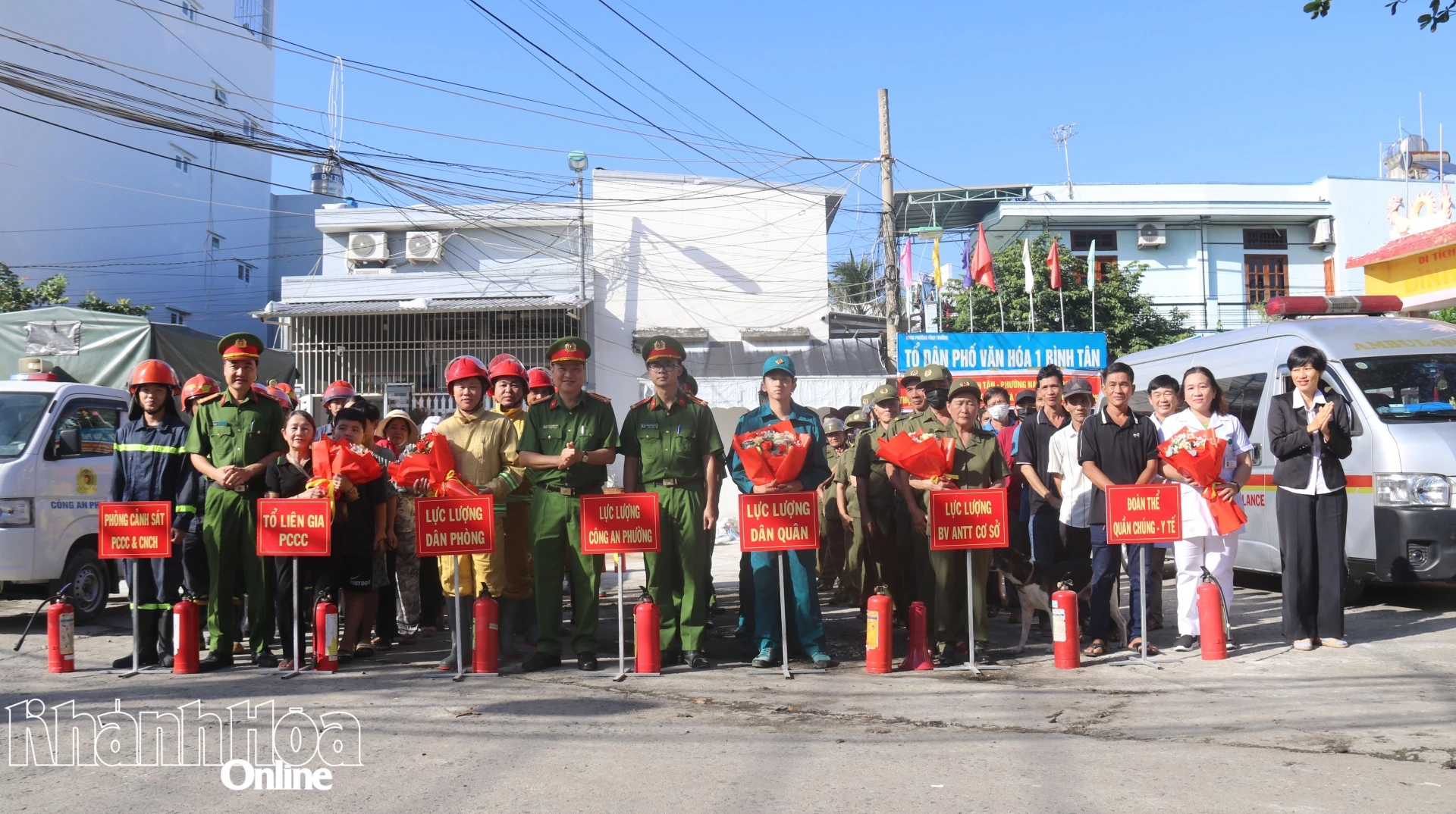Lãnh đạo Phòng Cảnh sát phòng cháy chữa cháy và cứu nạn, cứu hộ Công an tỉnh Khánh Hòa, lãnh đạo UBND phường tặng hoa, chúc mừng các lực lượng tham gia cuộc thực tập.