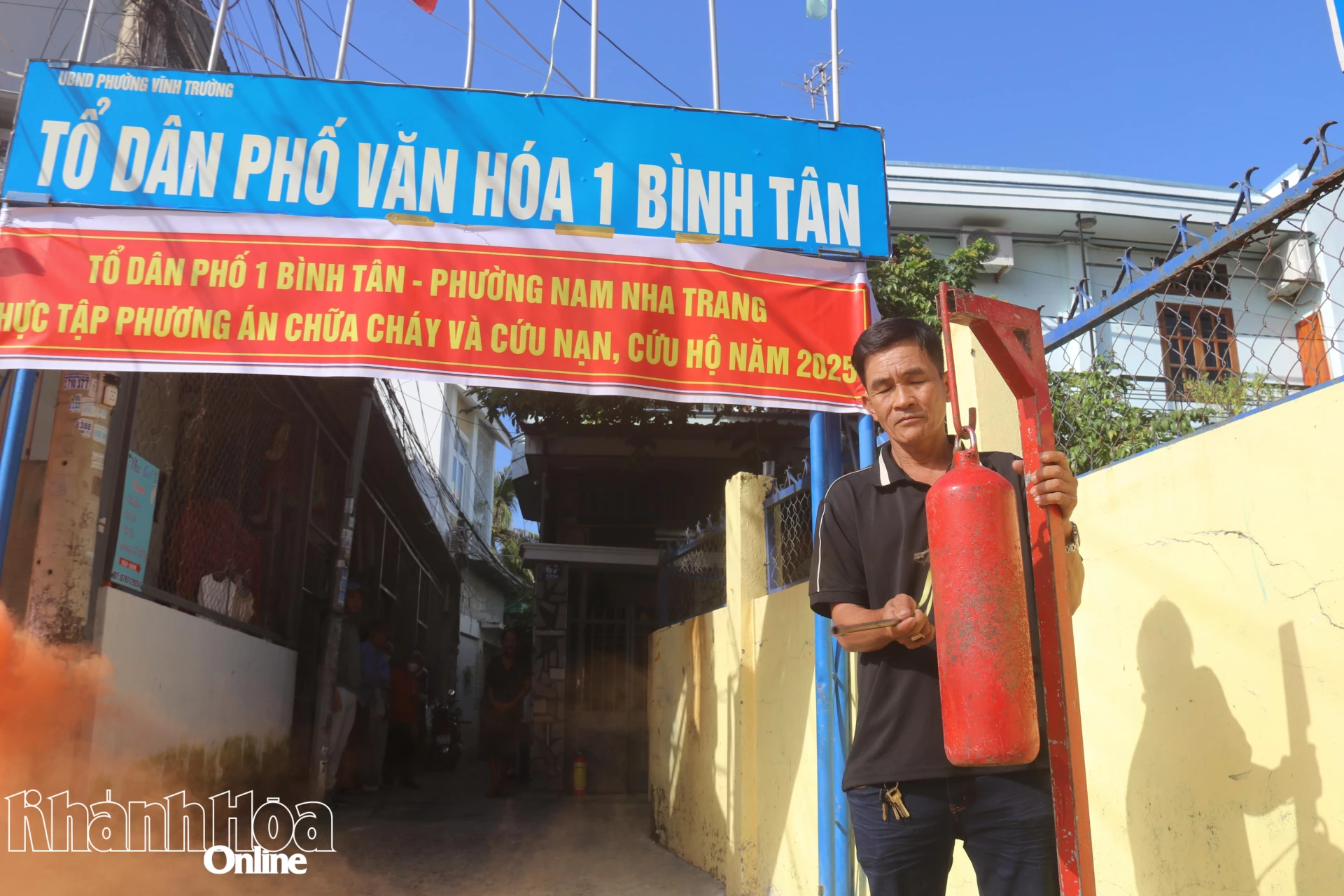 Phát hiện đám cháy, người dân liên tục hô hoán, đánh kẻng báo cháy