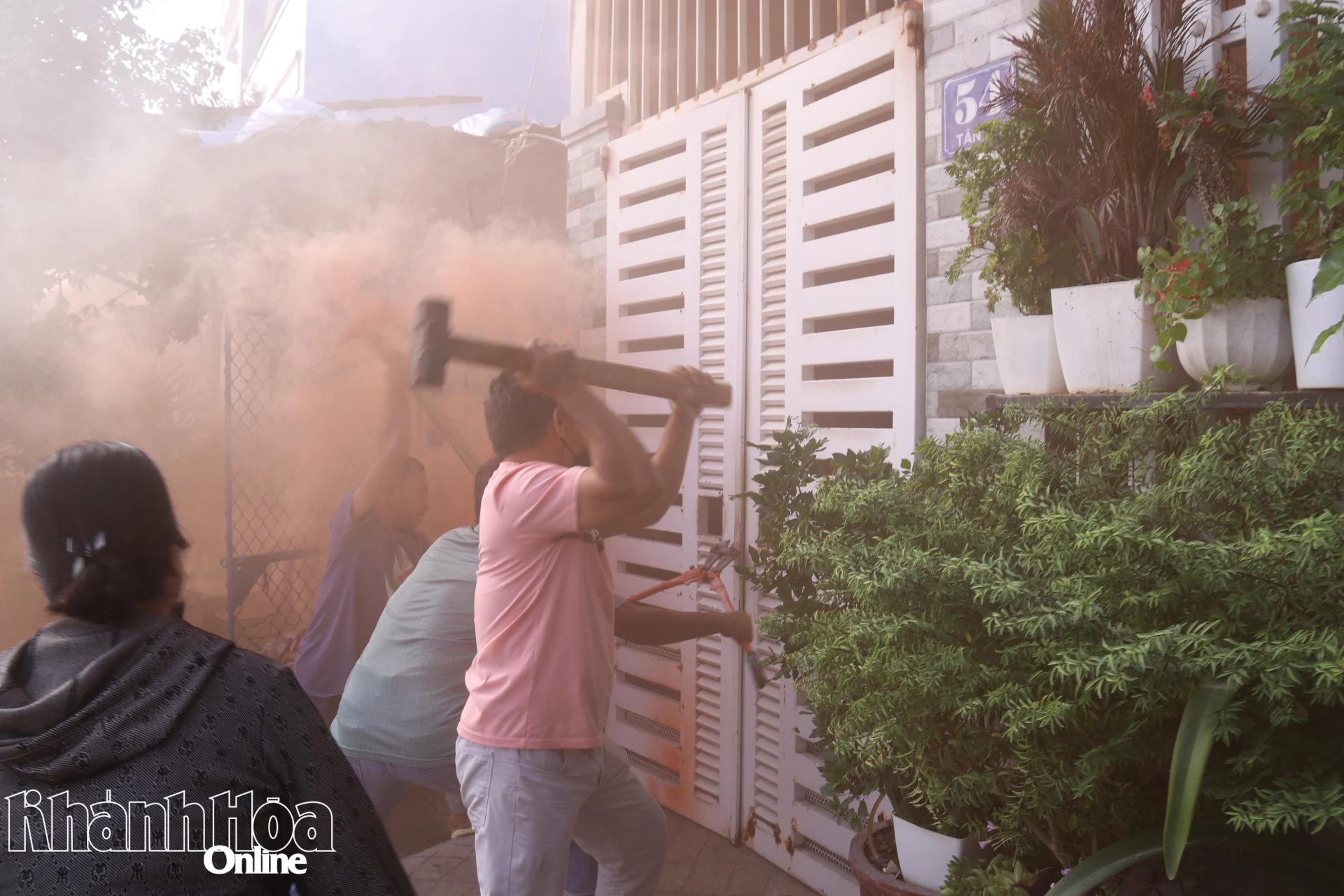 Người dân lập tức mang theo kìm cộng lực, búa tiếp cận căn nhà xảy ra cháy khẩn trương phá khóa.