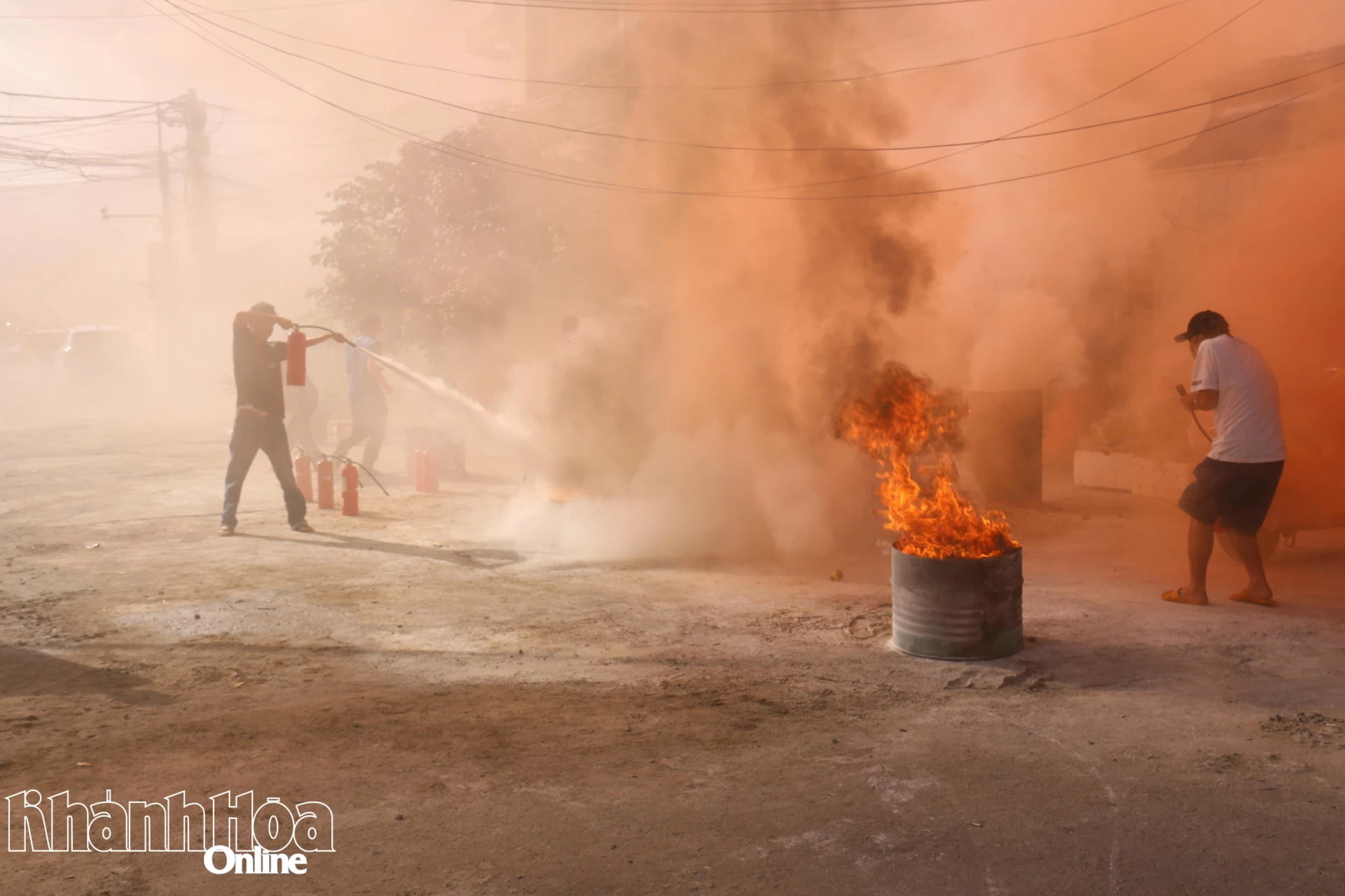 Người dân địa phương sử dụng bình chữa cháy xách tay dập lửa