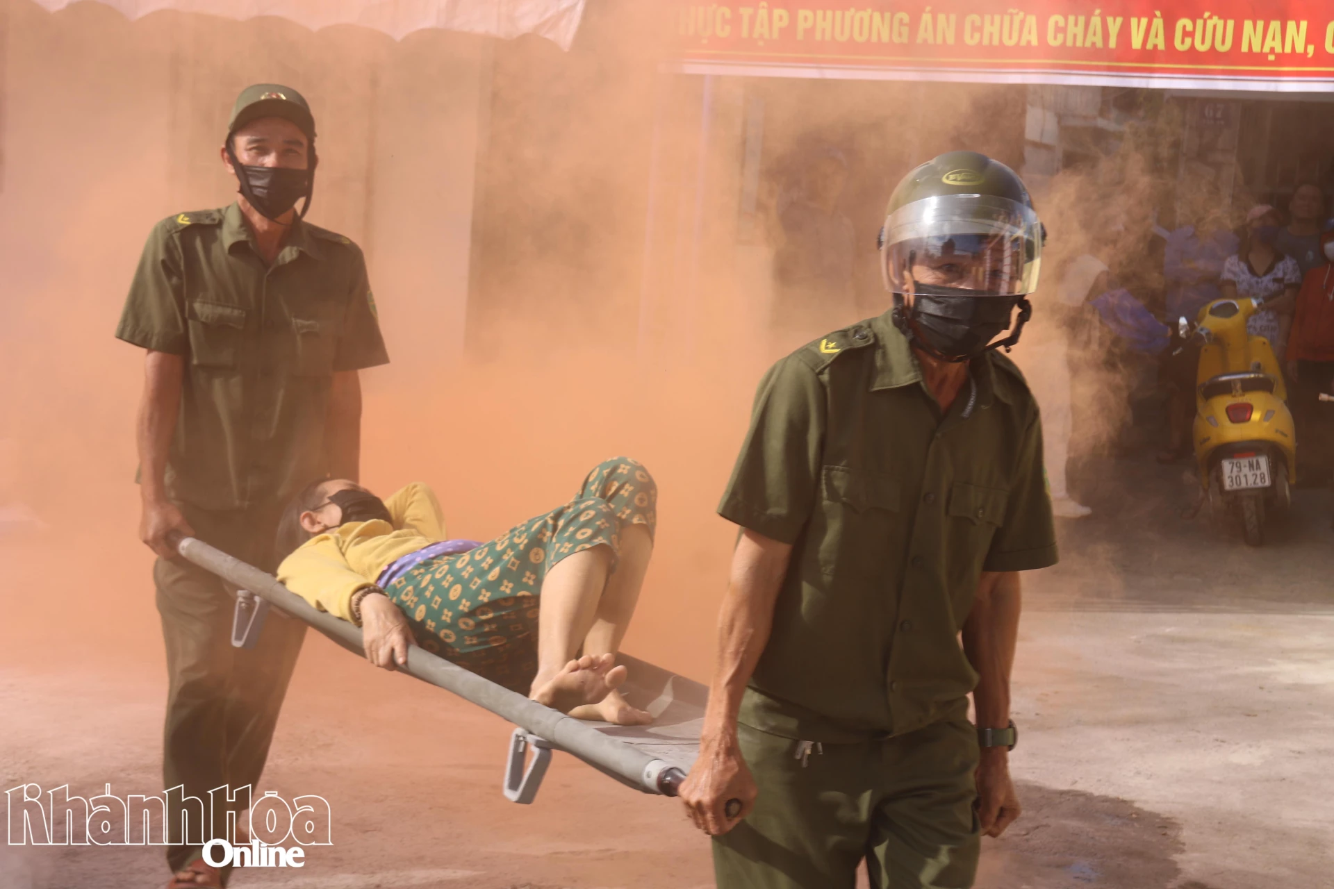 Một nạn nhân hít phỏi khí độc, khói, được đưa ra khỏi hiện trường.