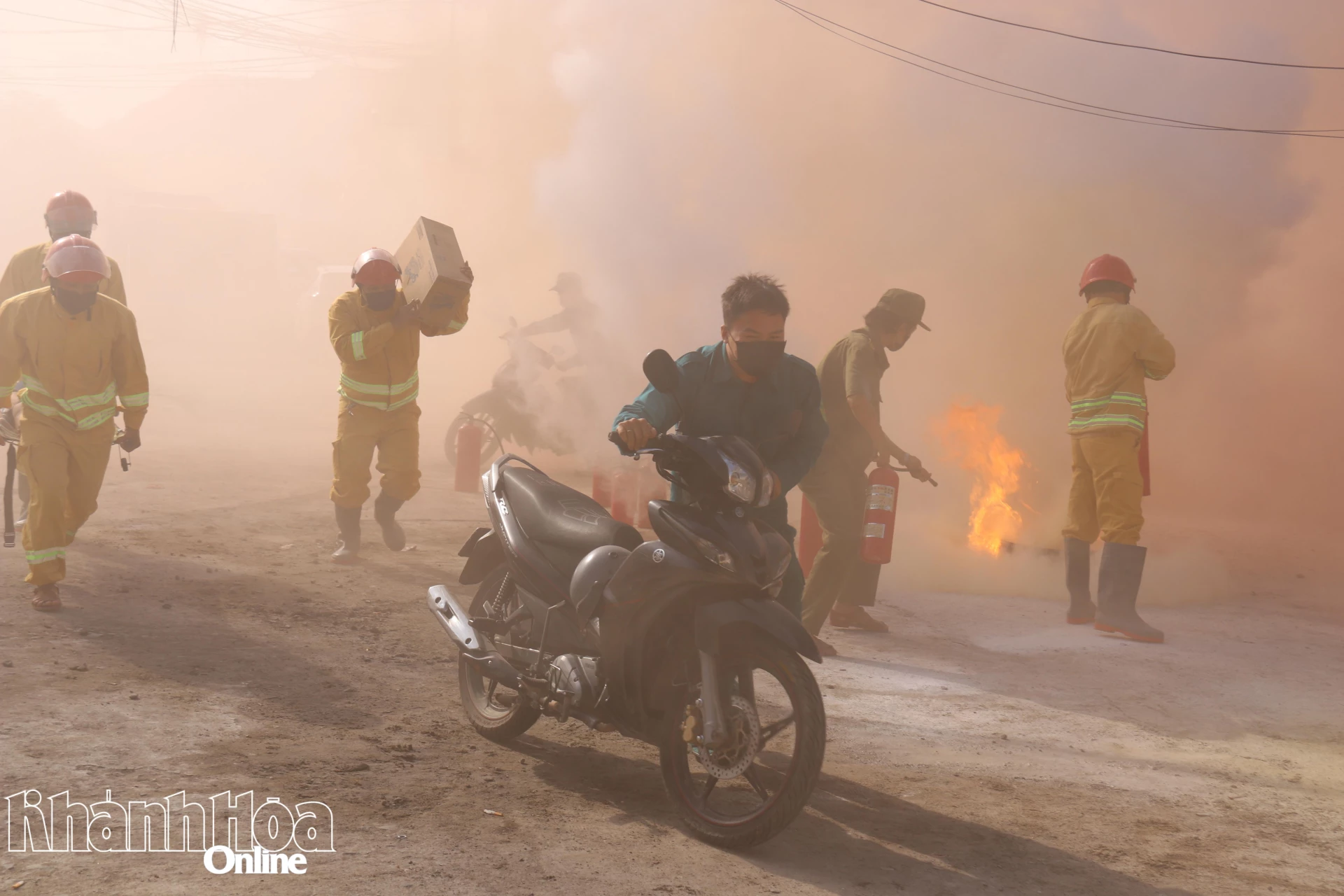 Lực lượng tại chỗ khẩn trương chữa cháy, cứu tài sản.