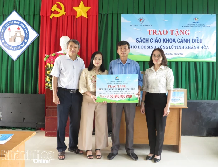 Tặng 14.680 bản sách giáo khoa cho 2 trường học vùng lũ